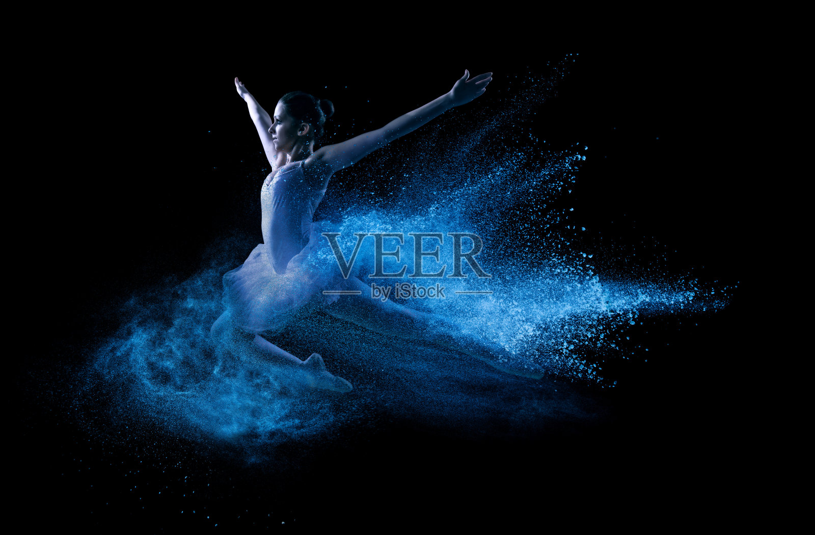 年轻美丽的舞者跃入蓝色的粉云照片摄影图片