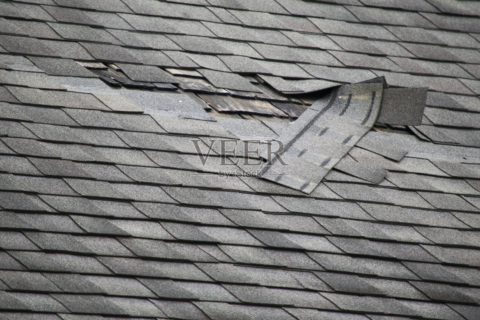 损坏的屋顶瓦照片摄影图片