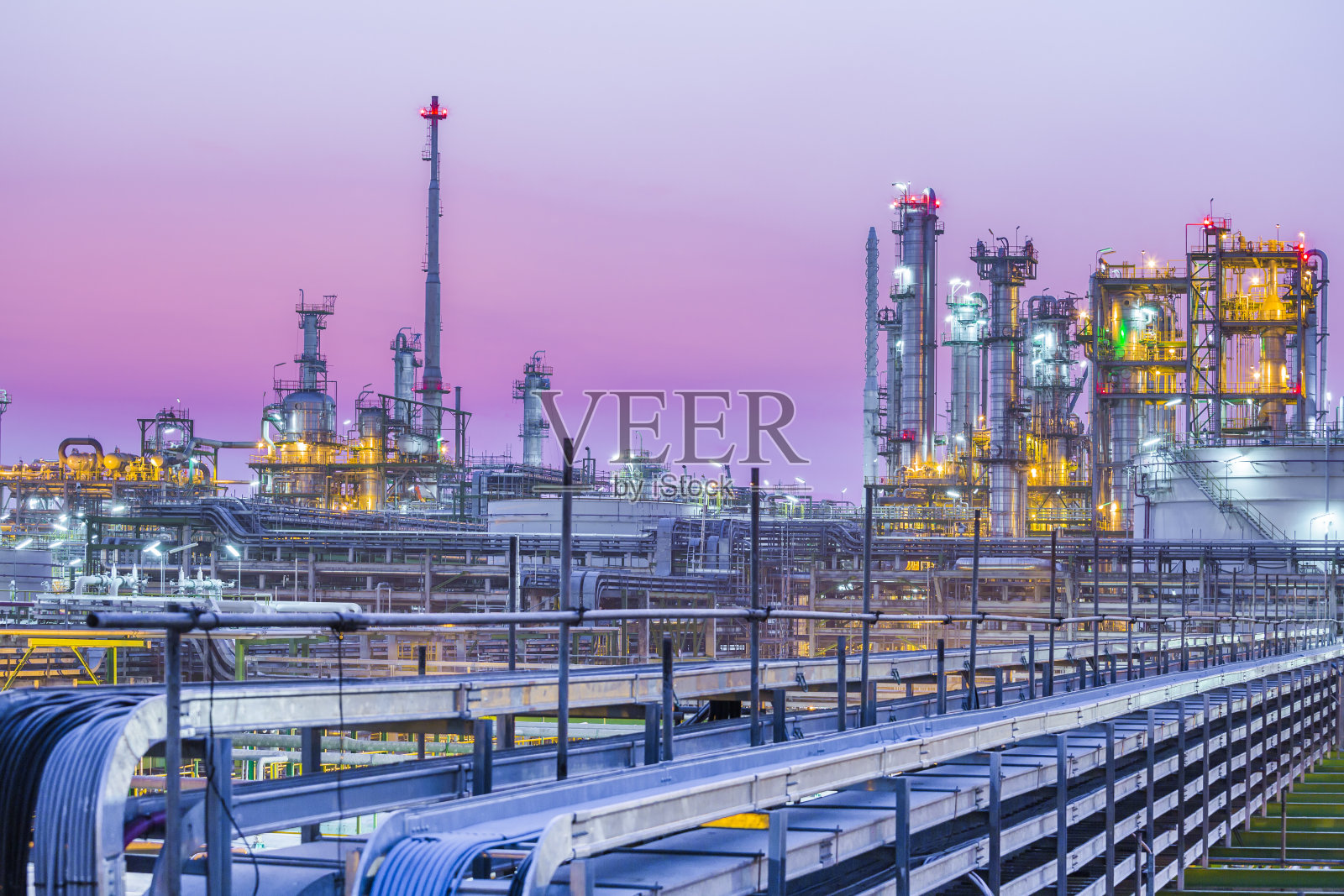 工业石油工厂的黄昏照片摄影图片