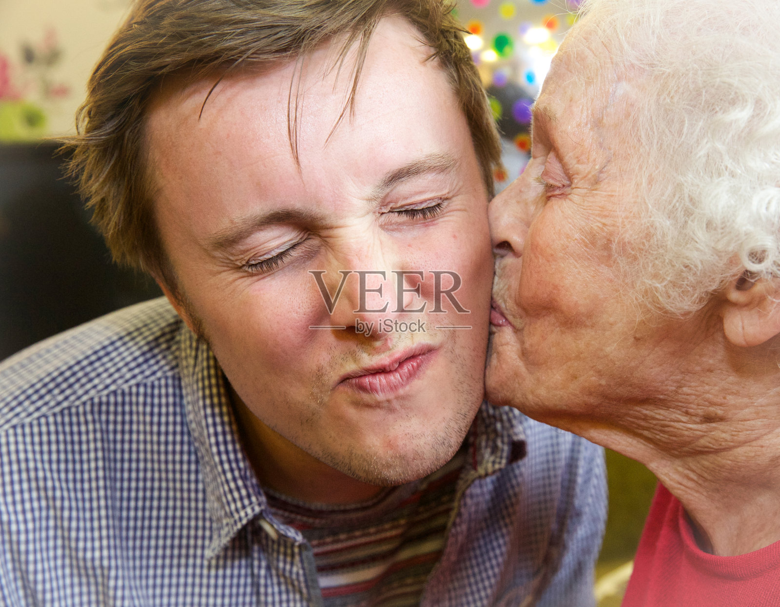 奶奶亲吻她的孙子说谢谢你。照片摄影图片