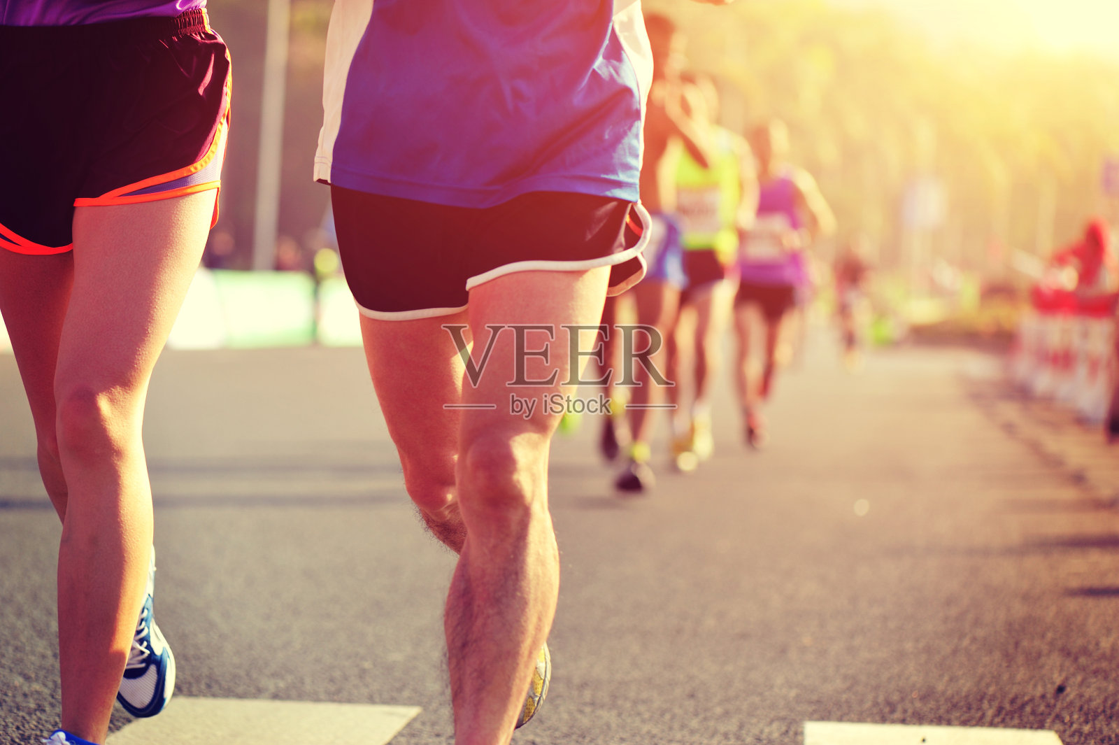马拉松赛跑，人们脚踩在城市的道路上照片摄影图片