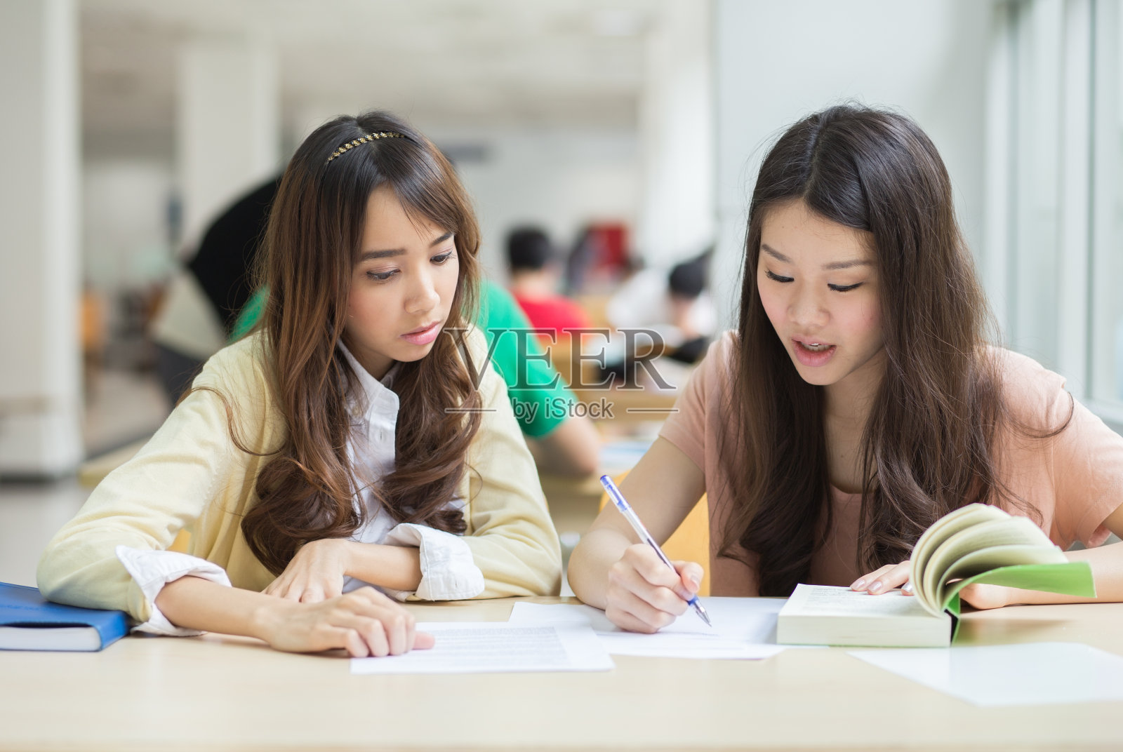 亚洲女学生一起在图书馆的桌子上工作照片摄影图片