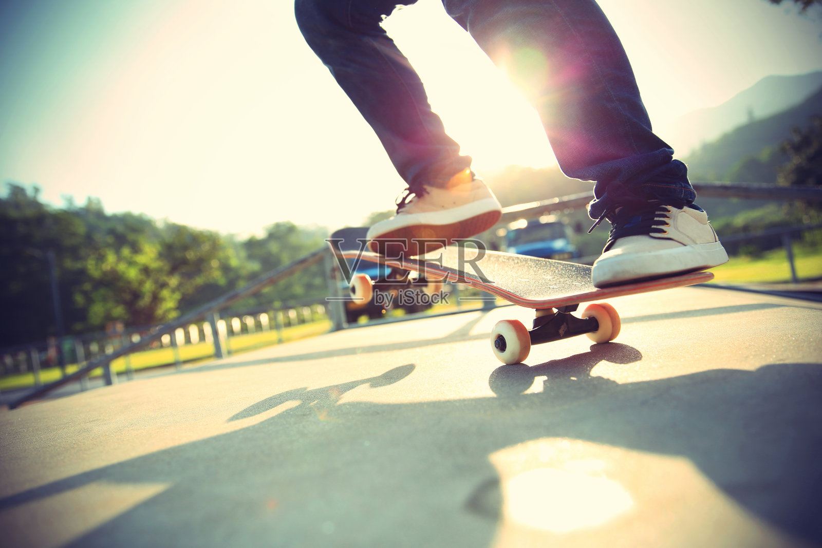 滑板运动员的腿在滑板公园做一个魔术奥利照片摄影图片