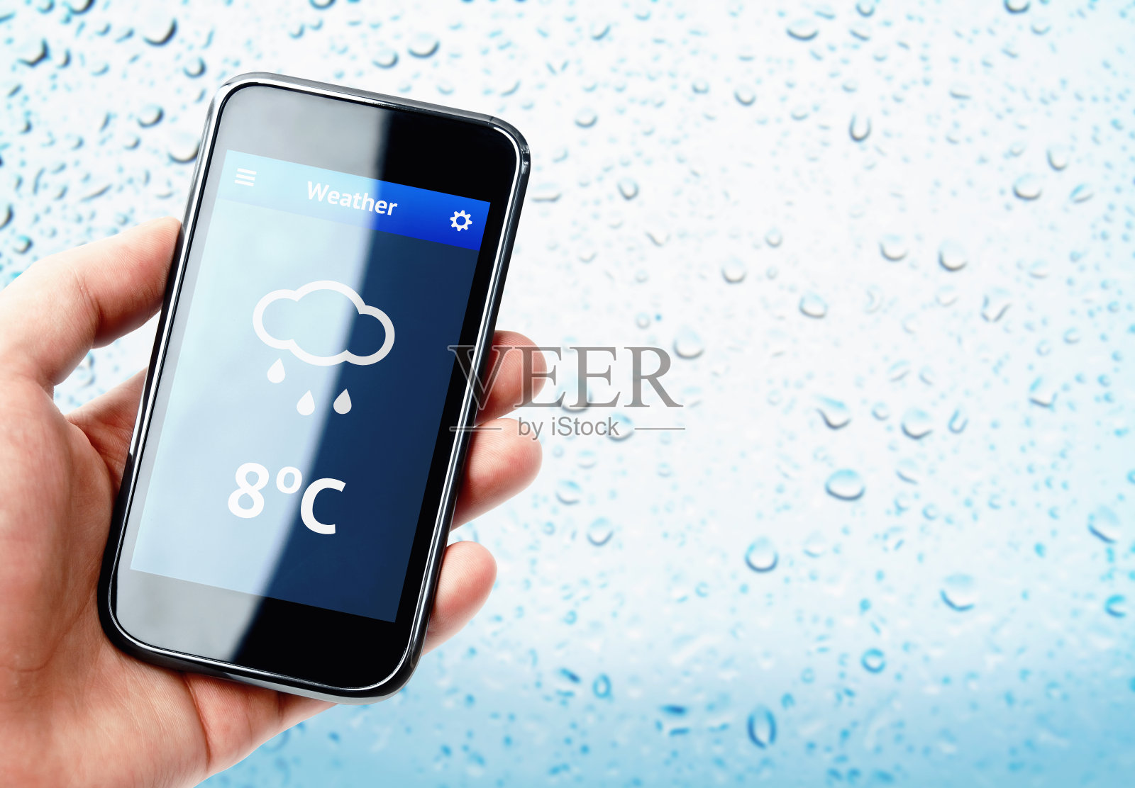 手持智能手机与天气与雨天窗口照片摄影图片
