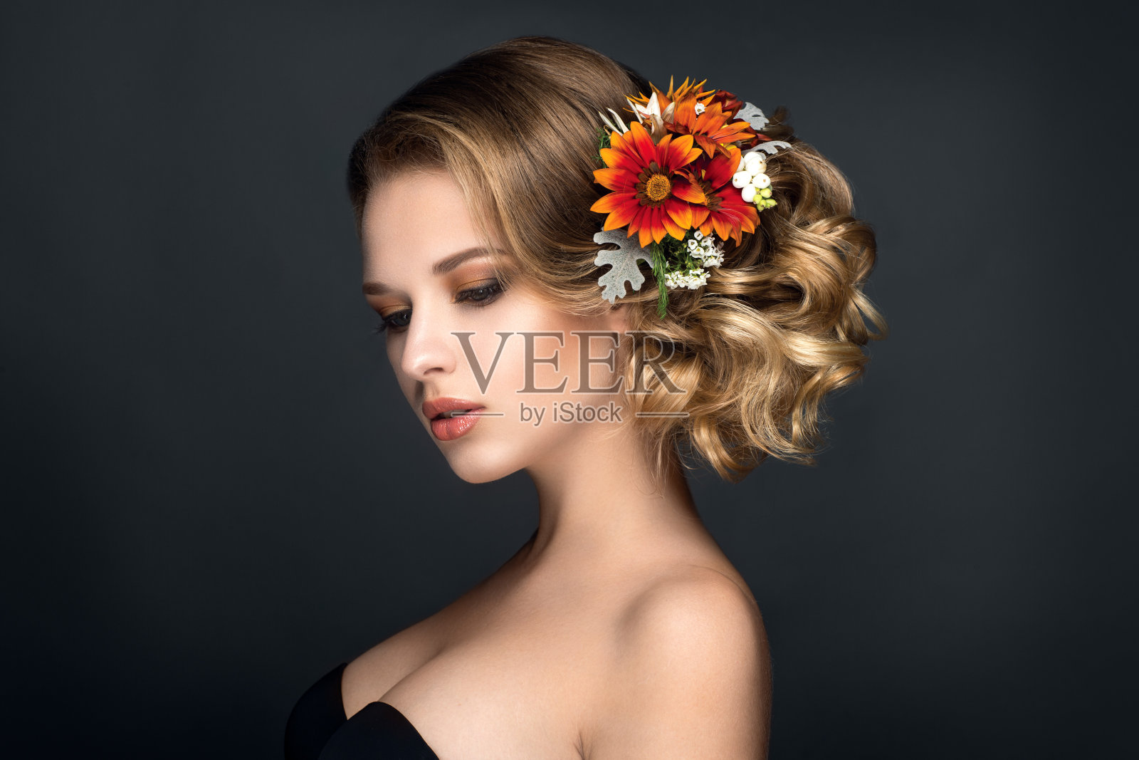 美丽的女人肖像与鲜花在头发。秋天的新娘照片摄影图片