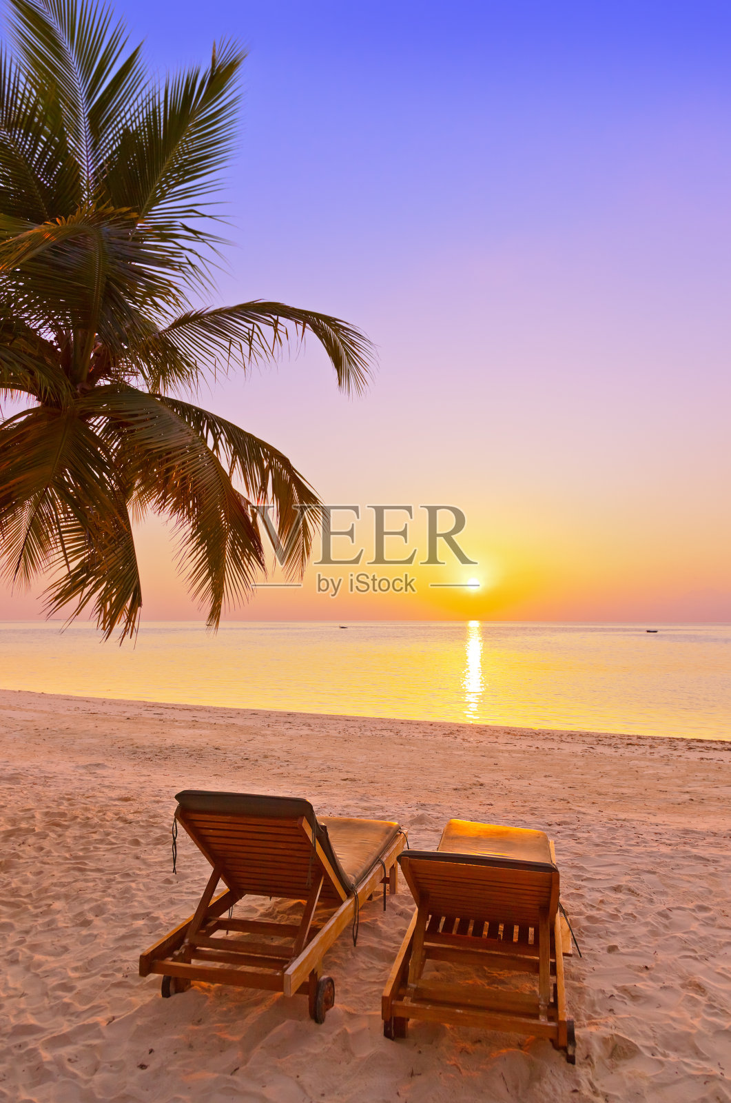马尔代夫海滩上的躺椅照片摄影图片