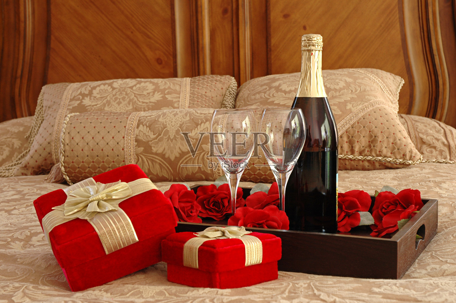 床上放着浪漫的酒和礼物照片摄影图片