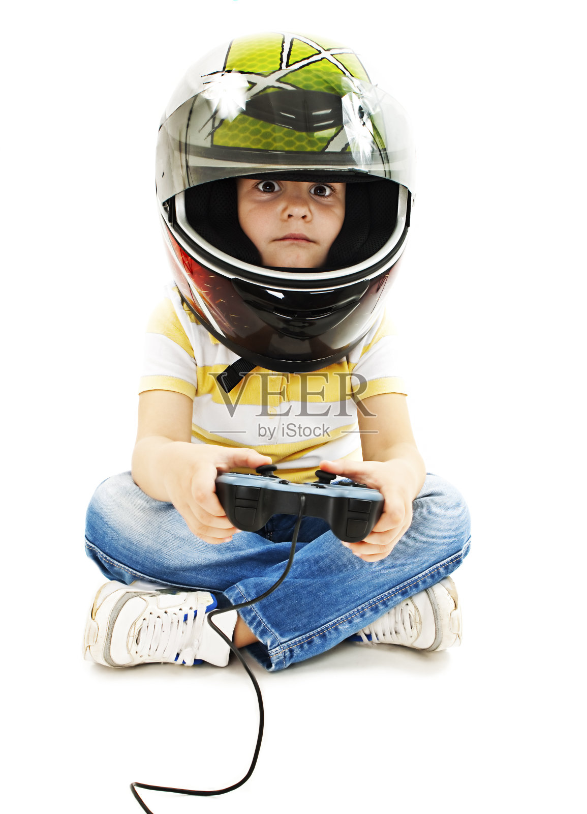 男孩戴着头盔，用电子游戏控制器照片摄影图片
