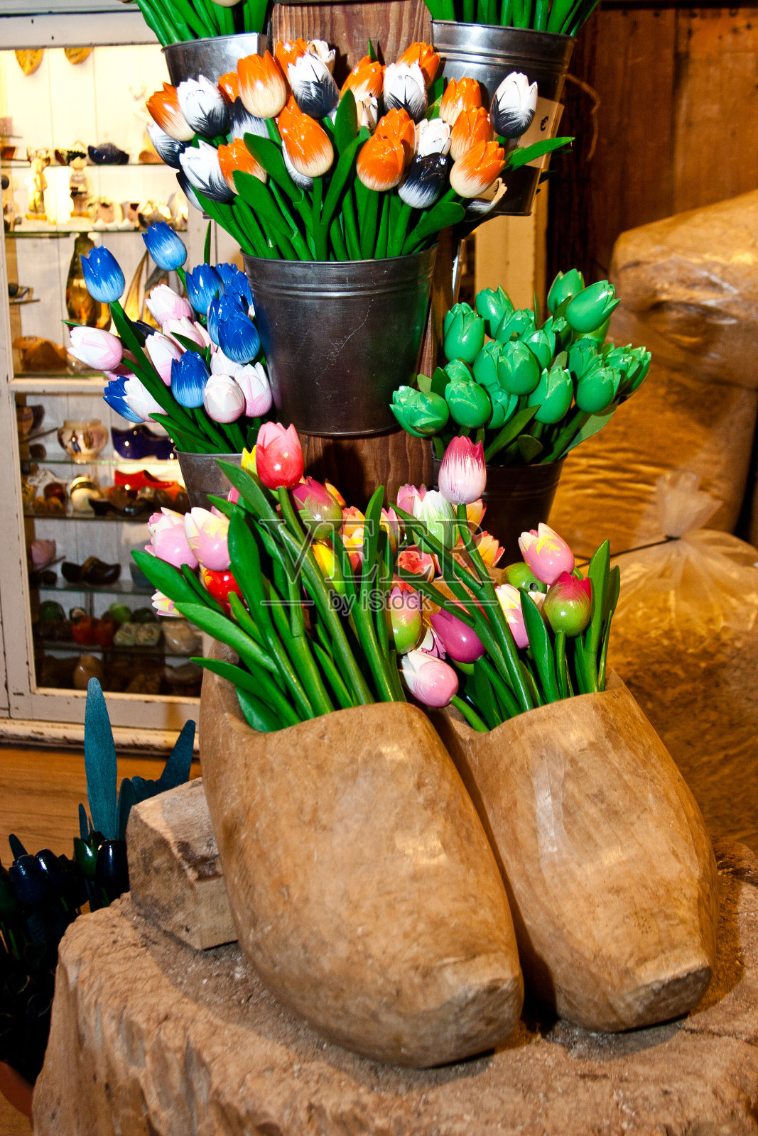 典型的荷兰木鞋和郁金香照片摄影图片