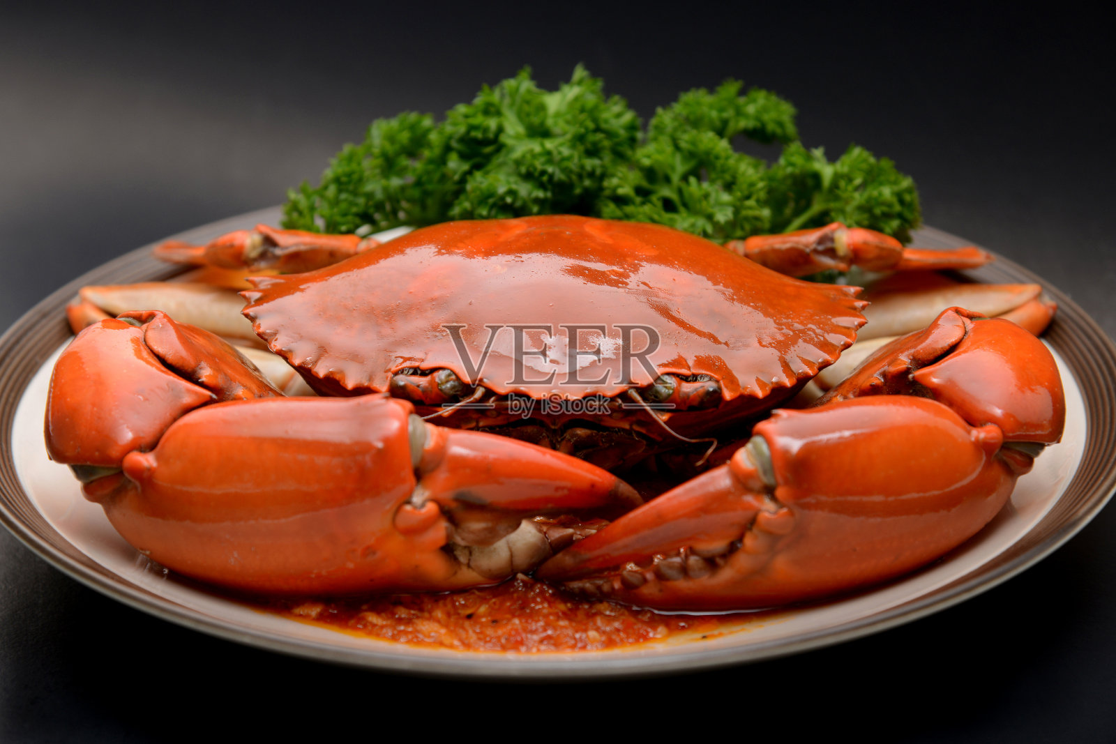 新加坡餐厅的盘子里的大螃蟹照片摄影图片