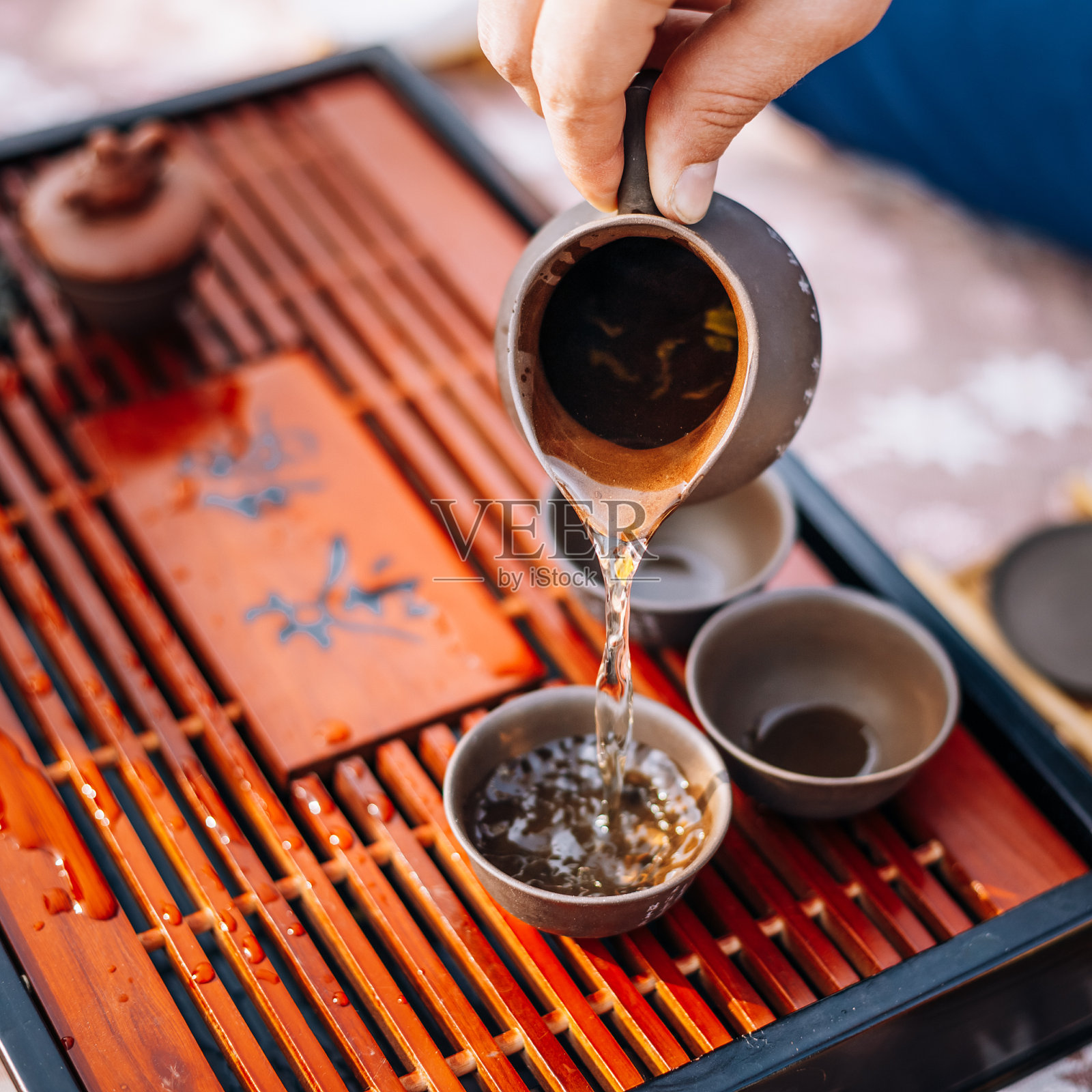 餐桌传统茶道用具，中国茶杯照片摄影图片