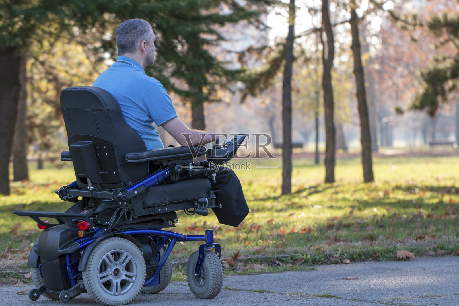 男人在电动轮椅摆姿势照片摄影图片