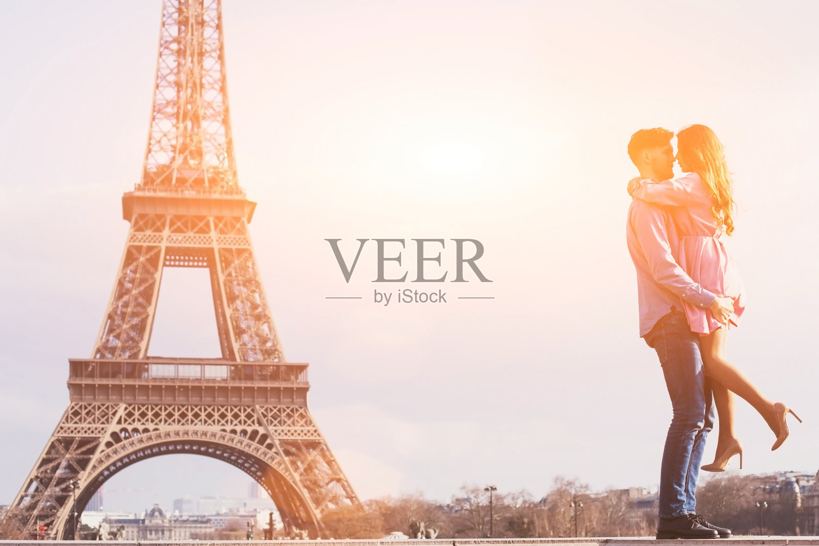 蜜月在巴黎，浪漫的爱情，幸福的夫妇在埃菲尔铁塔附近照片摄影图片