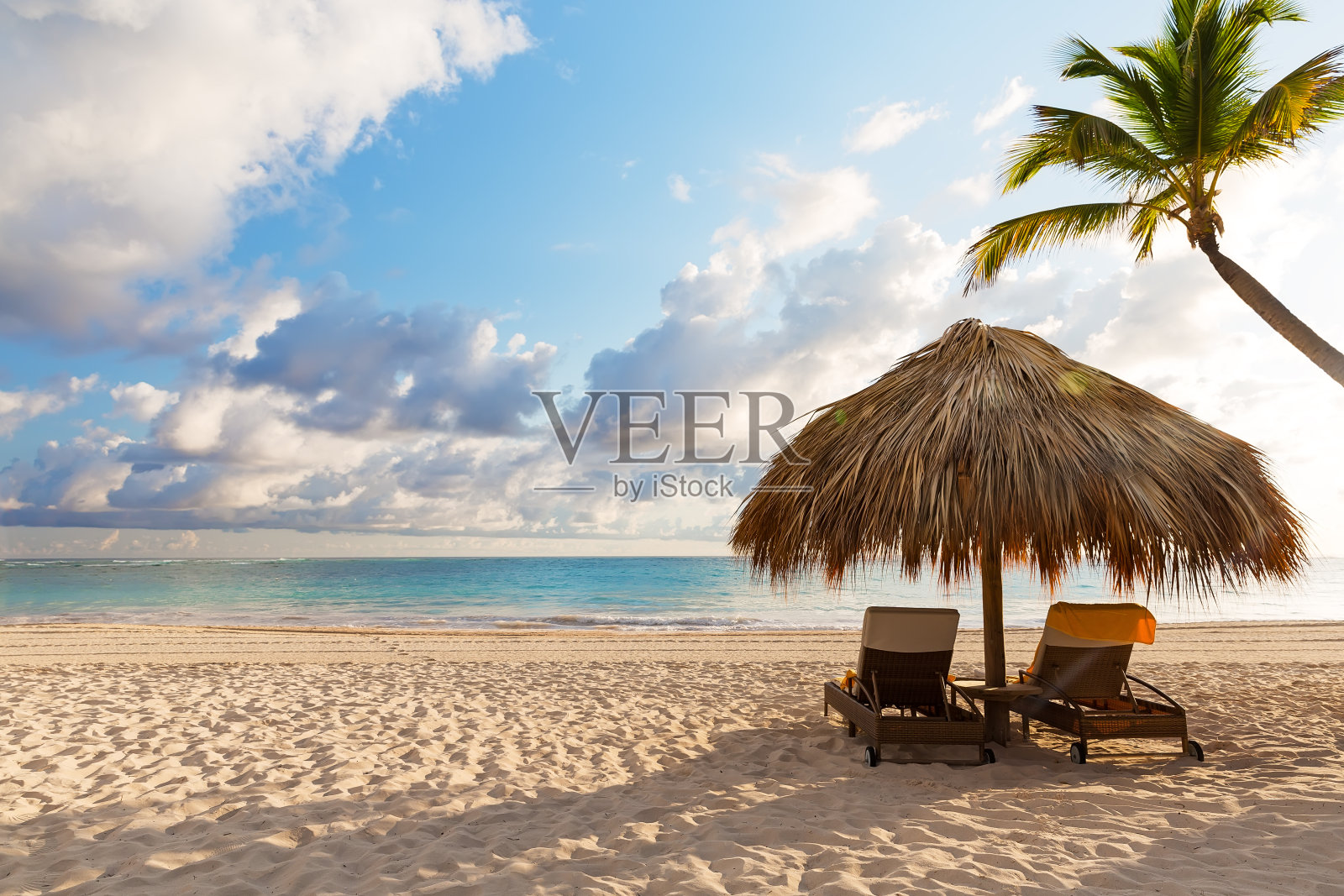 带伞的沙滩椅和美丽的沙滩照片摄影图片