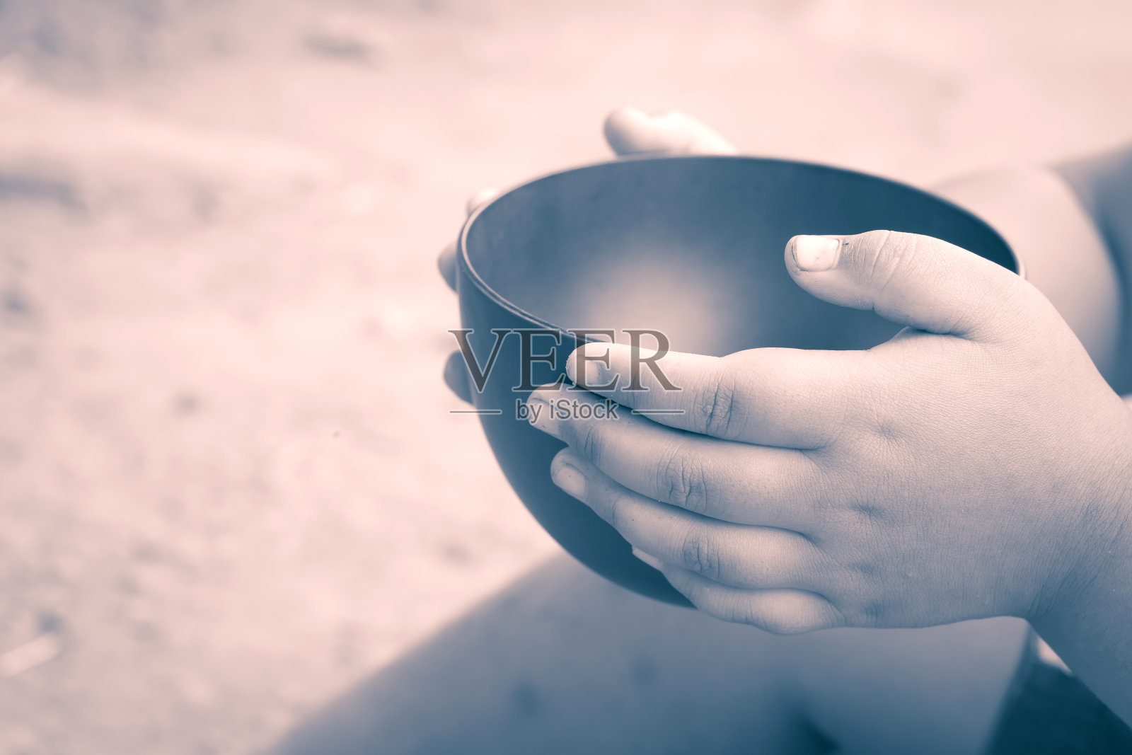 复古的颜色一个饥饿的孩子拿着一个空碗照片摄影图片