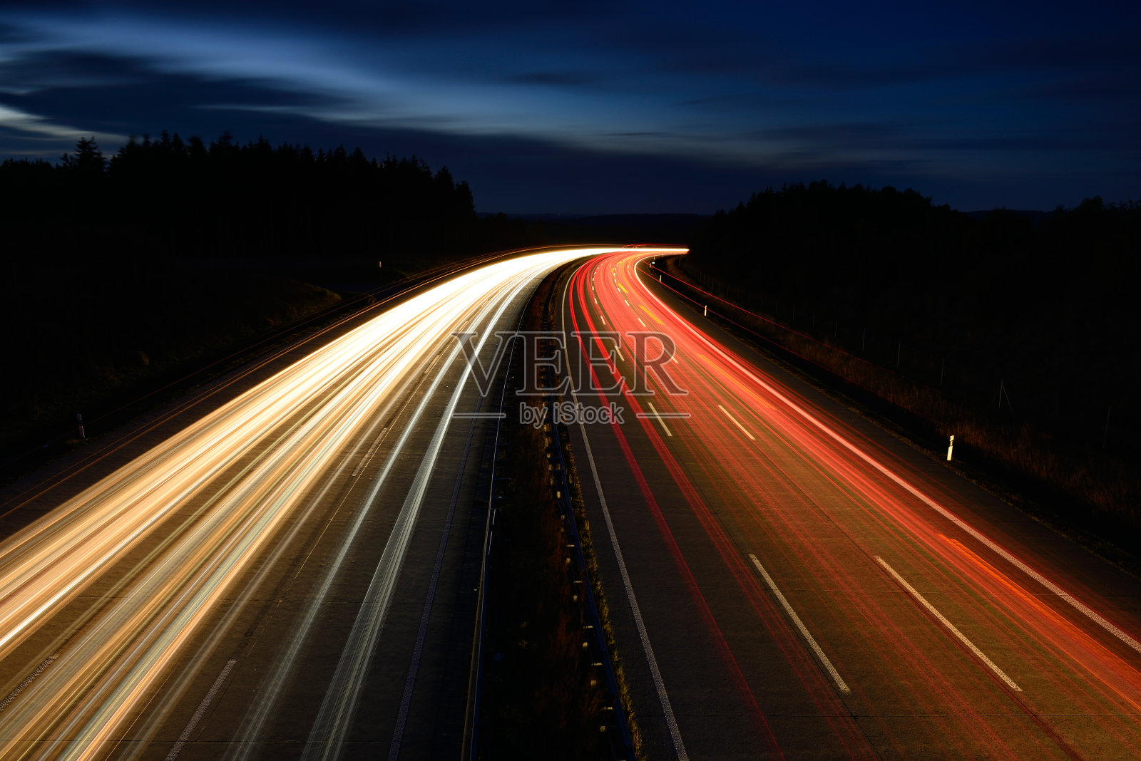 夜间在高速公路上长时间曝光汽车灯光照片摄影图片