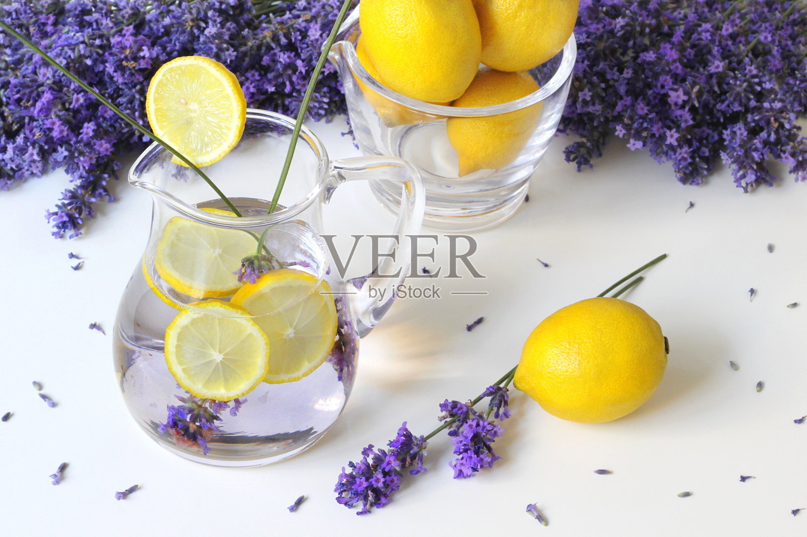 柠檬水由柠檬、水和薰衣草花制成。前视图。照片摄影图片