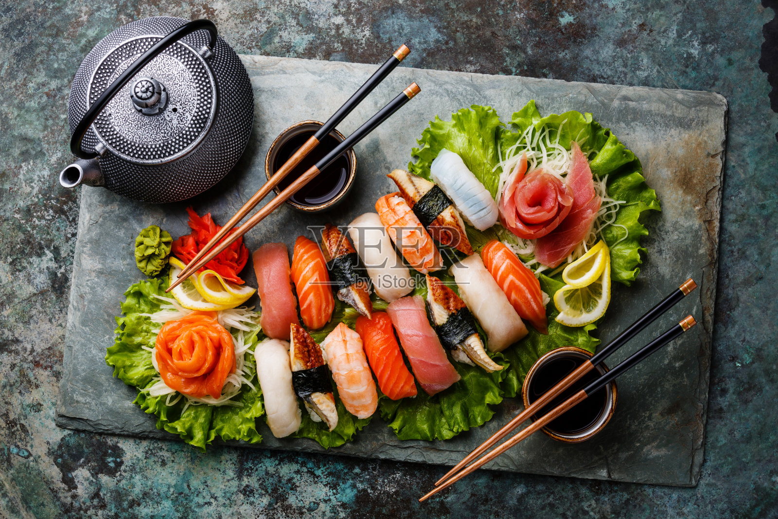 寿司手握寿司和生鱼片配茶照片摄影图片
