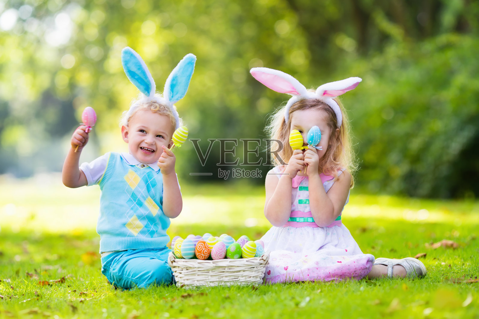 寻找复活节彩蛋的孩子们照片摄影图片