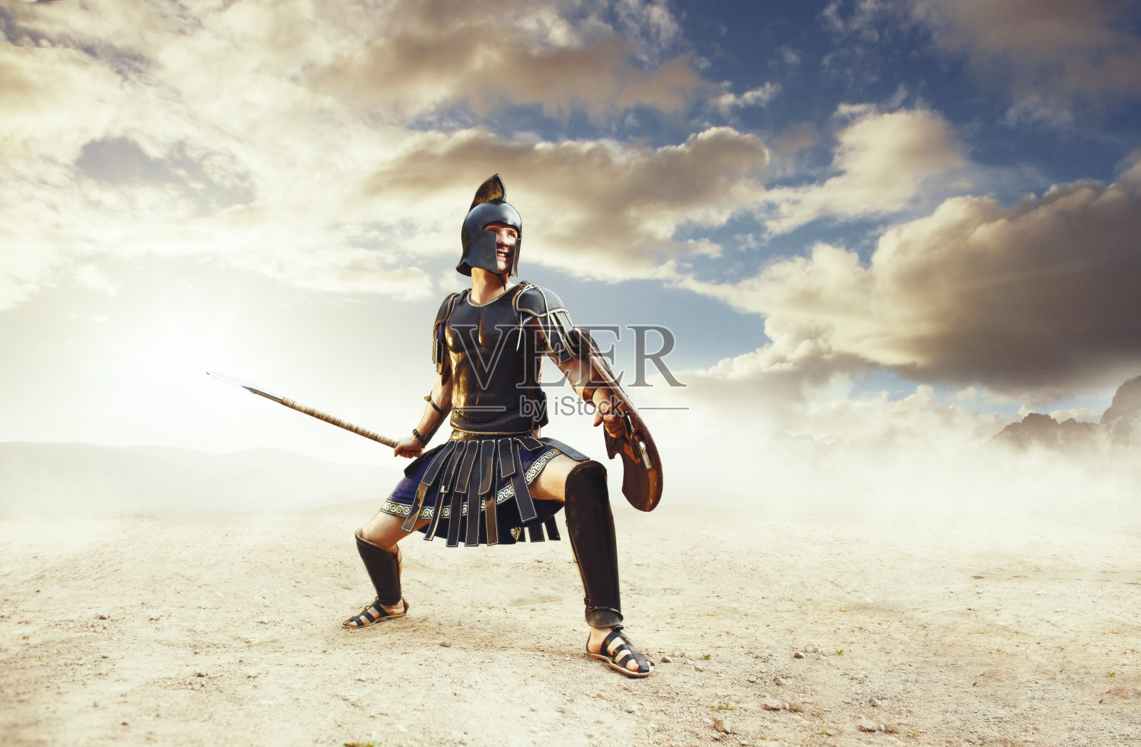 古代武士穿着典型的黑色服装，手持长矛照片摄影图片