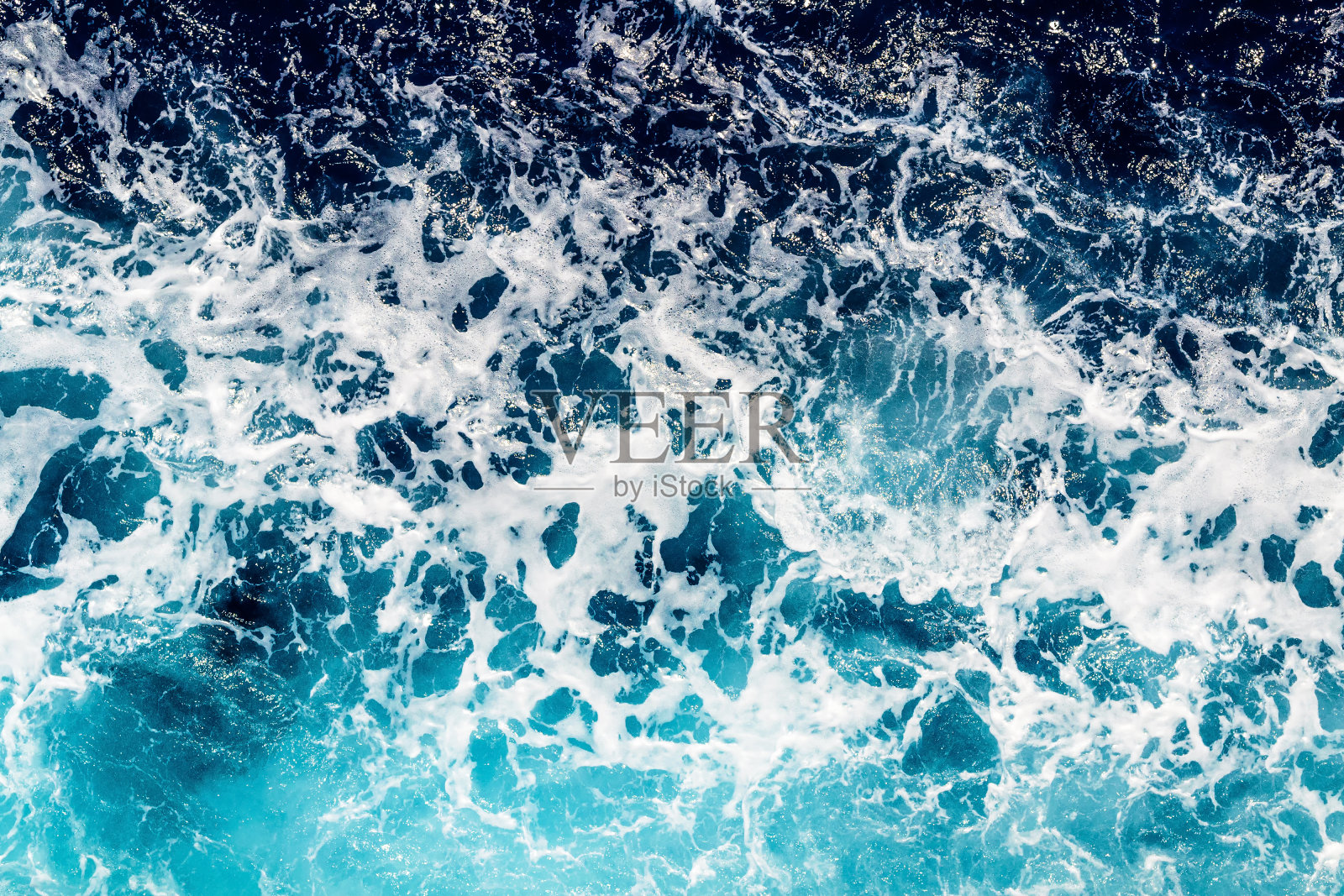 深蓝色的海水和浪花插画图片素材