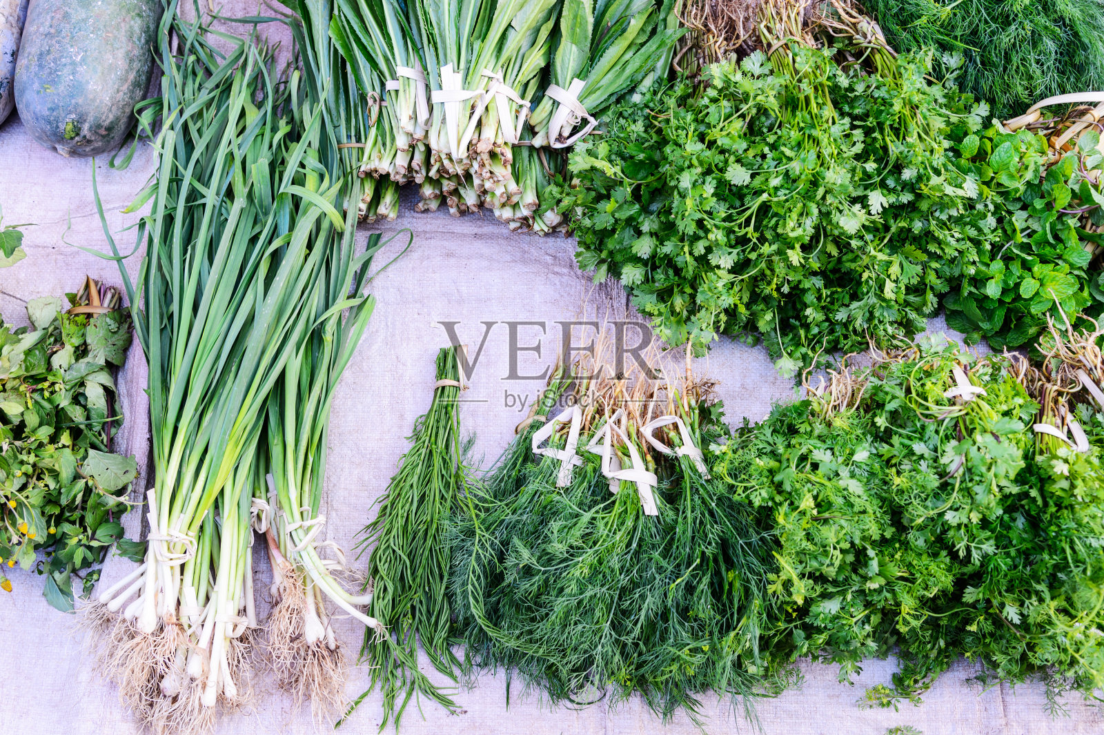 农贸市场的新鲜有机蔬菜照片摄影图片