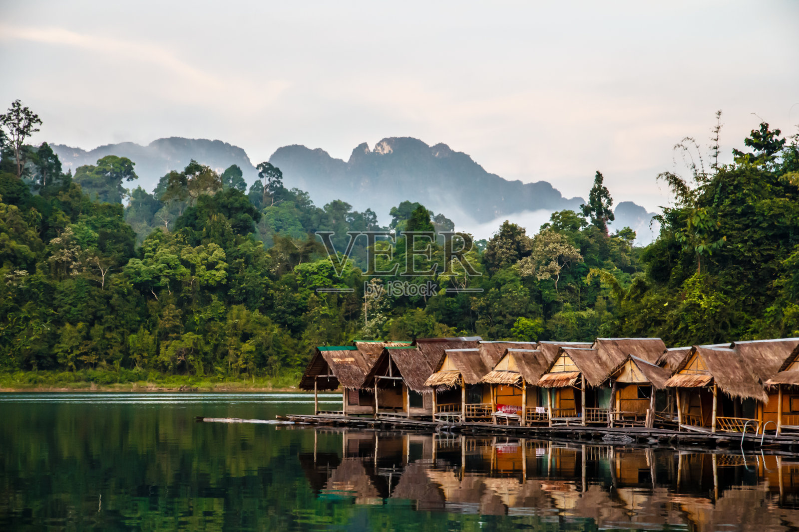 竹屋漂浮在泰国的一个村庄，周澜湖照片摄影图片