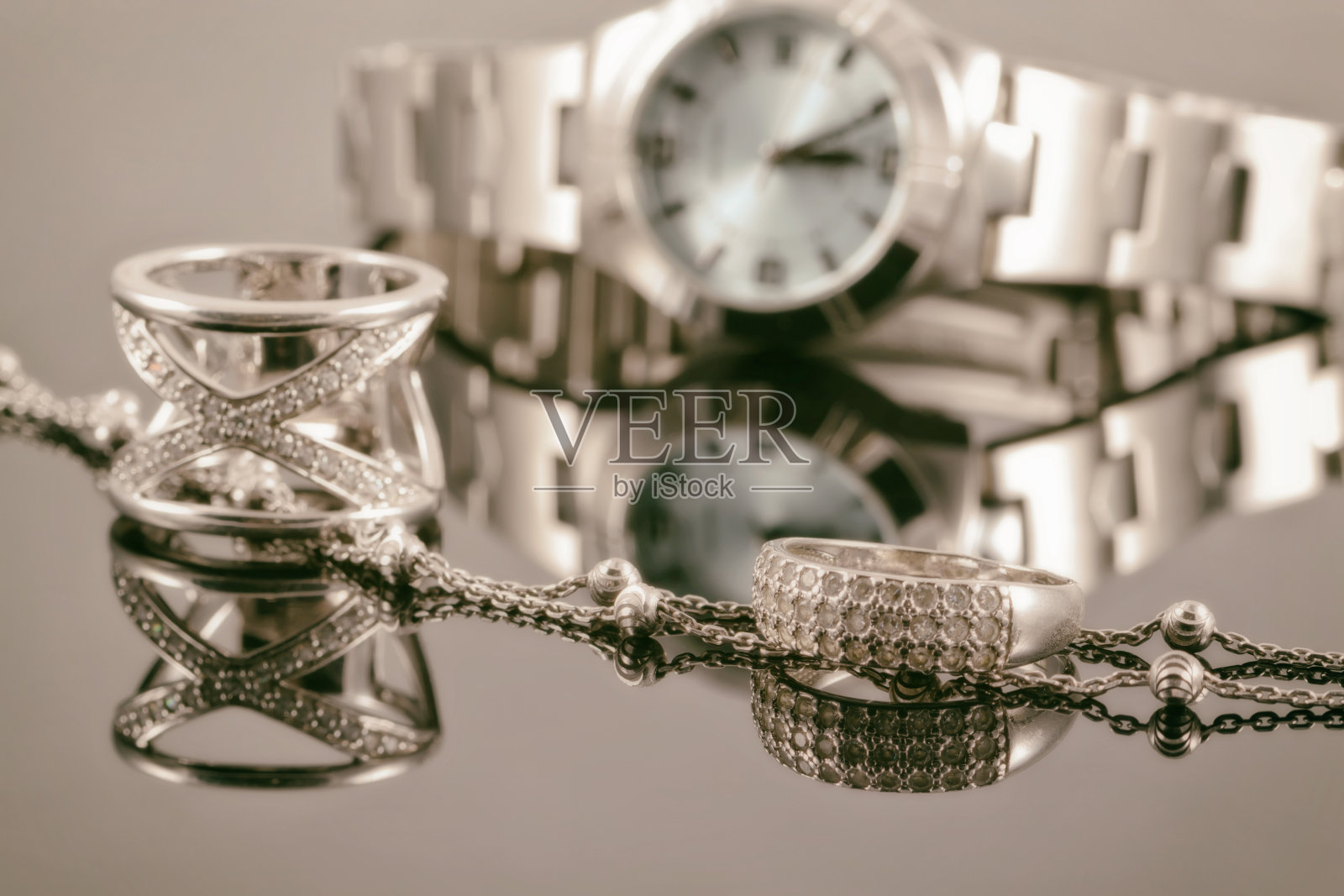 银戒指和银链的背景女子手表照片摄影图片
