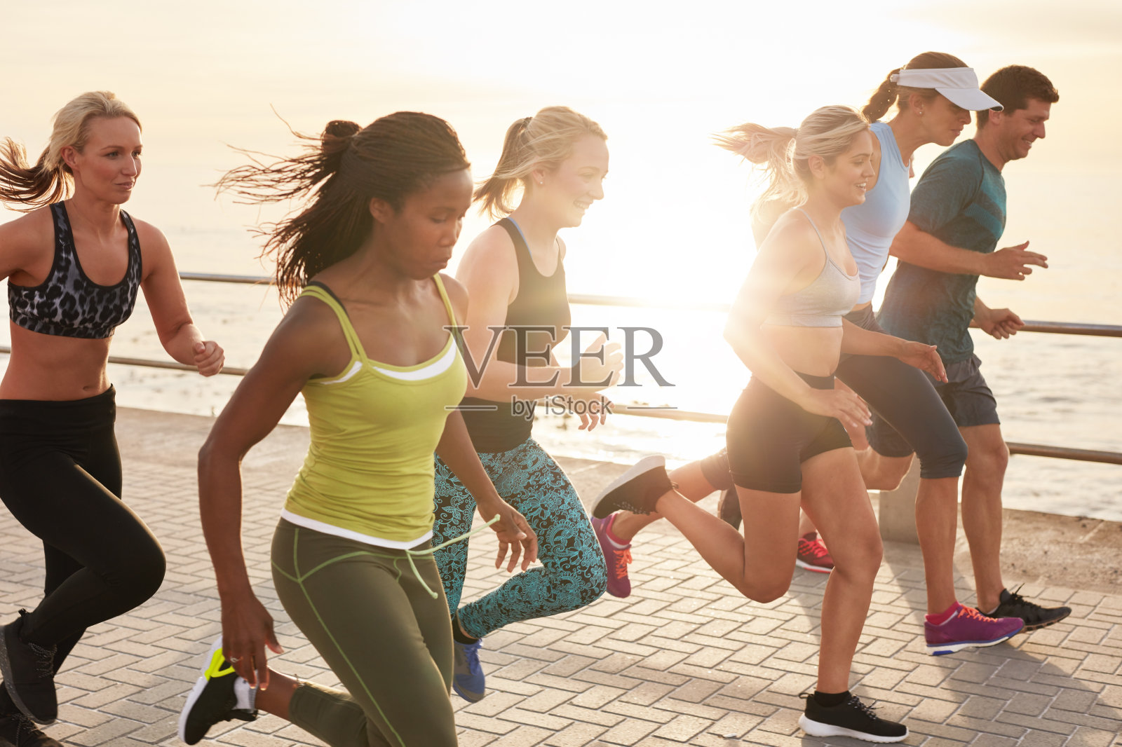 健康青年在海滨长廊跑步比赛照片摄影图片
