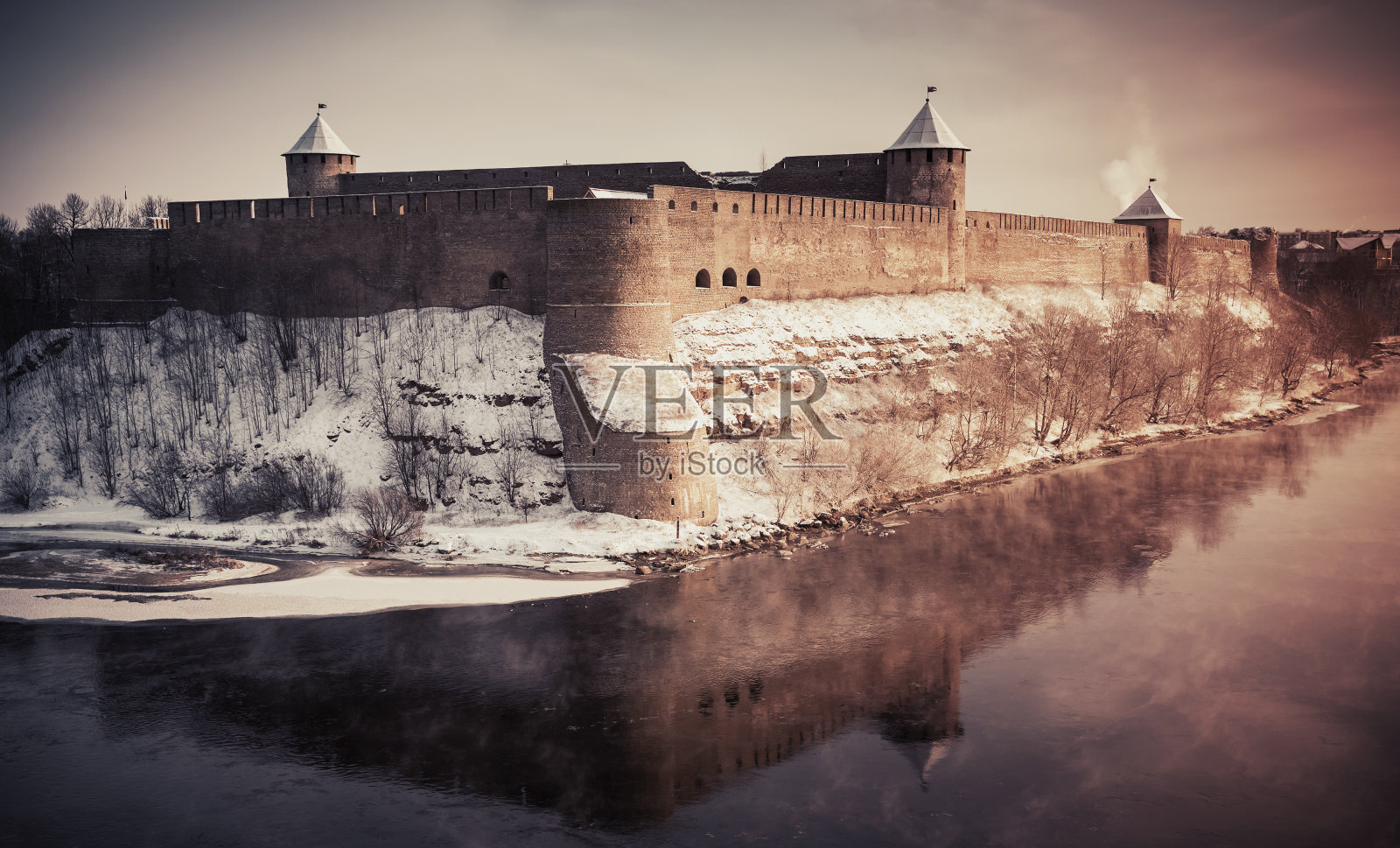 冬季在纳瓦河的伊万格勒要塞照片摄影图片