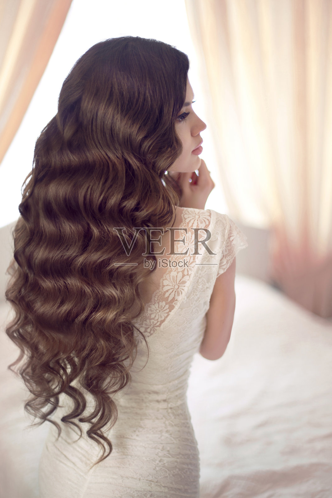 美丽的黑发新娘与长健康的波浪发型照片摄影图片
