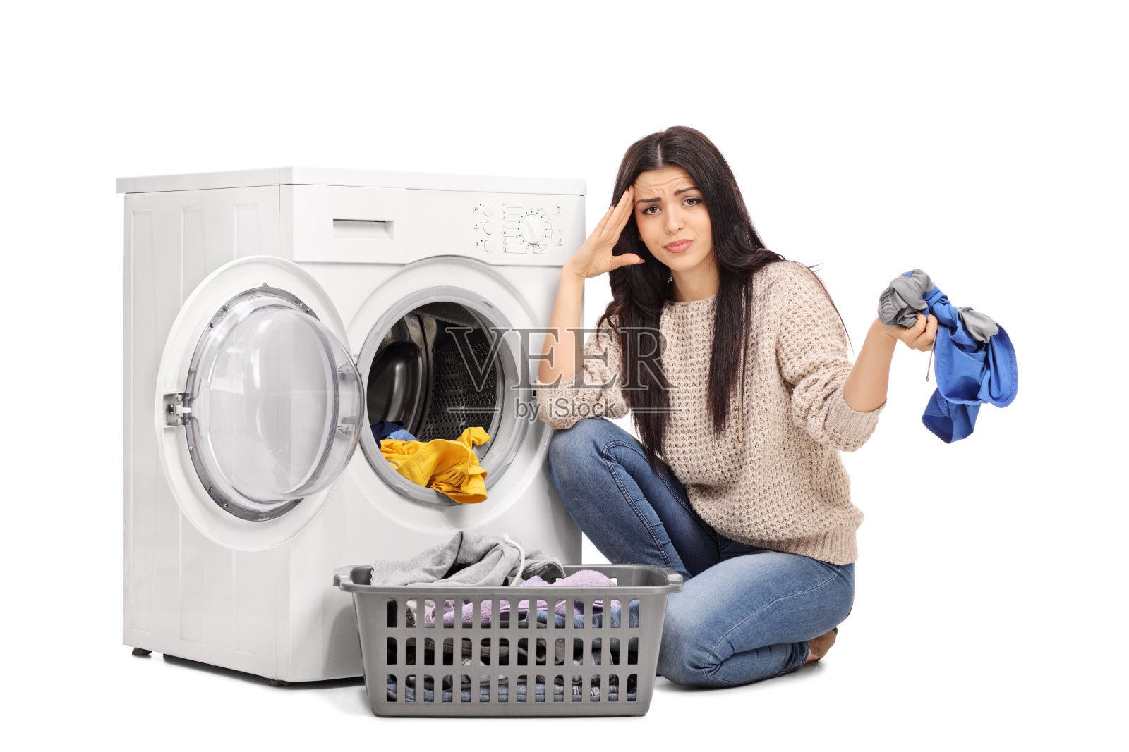 正在倒洗衣机的可怜女人照片摄影图片