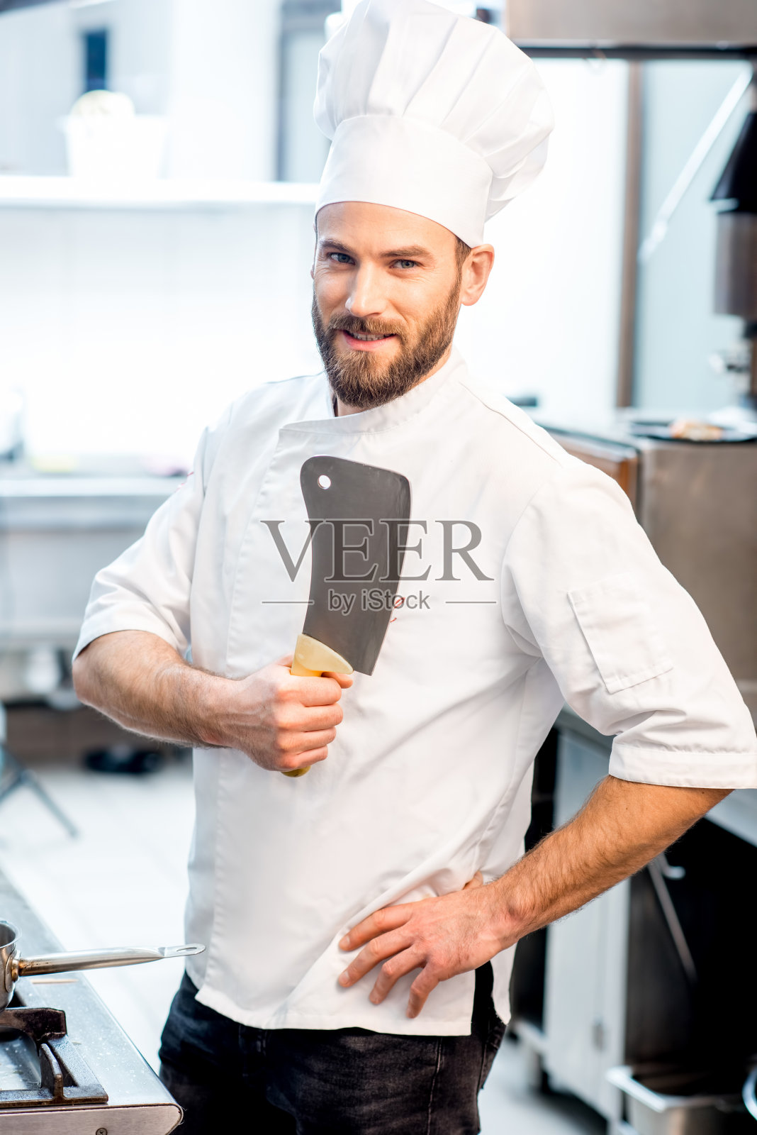 微笑的厨师在厨房切菜照片摄影图片_ID:161352236-Veer图库