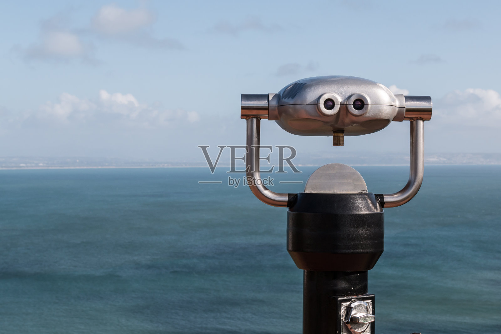 从高空俯瞰海洋的观光双筒望远镜照片摄影图片