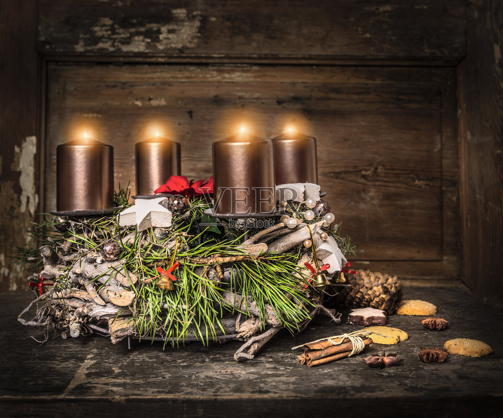带有四个燃烧的蜡烛和传统饼干的乡村圣诞花环照片摄影图片