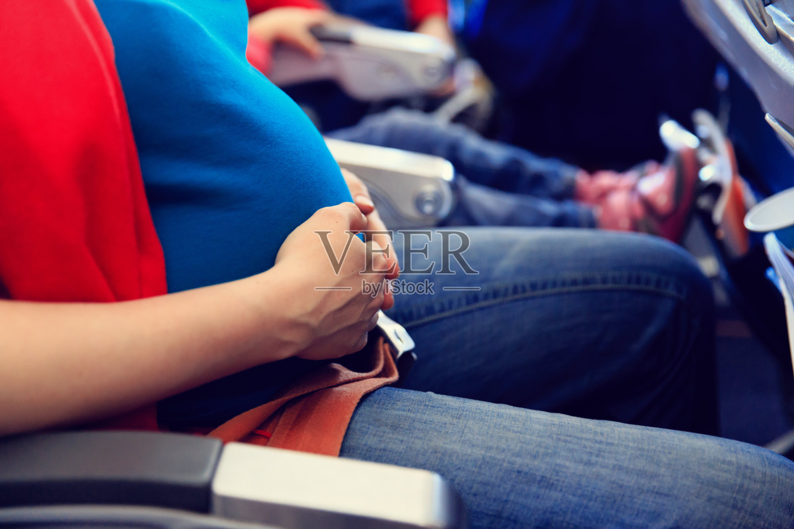 孕妇乘飞机旅行照片摄影图片