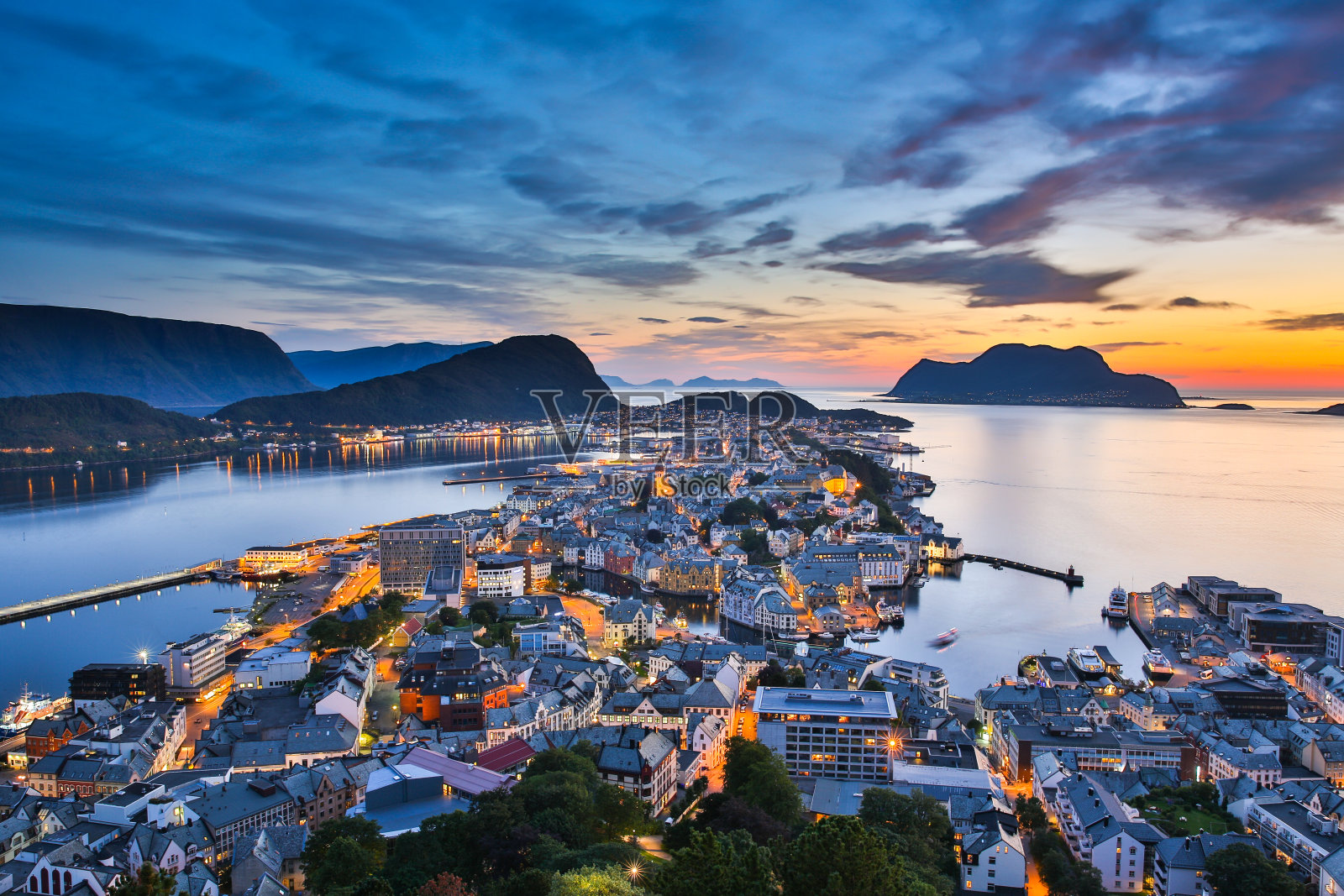 日落时分俯瞰奥勒松市。挪威照片摄影图片