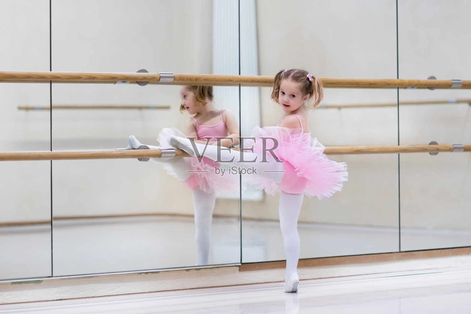 芭蕾舞课上的小芭蕾舞演员照片摄影图片