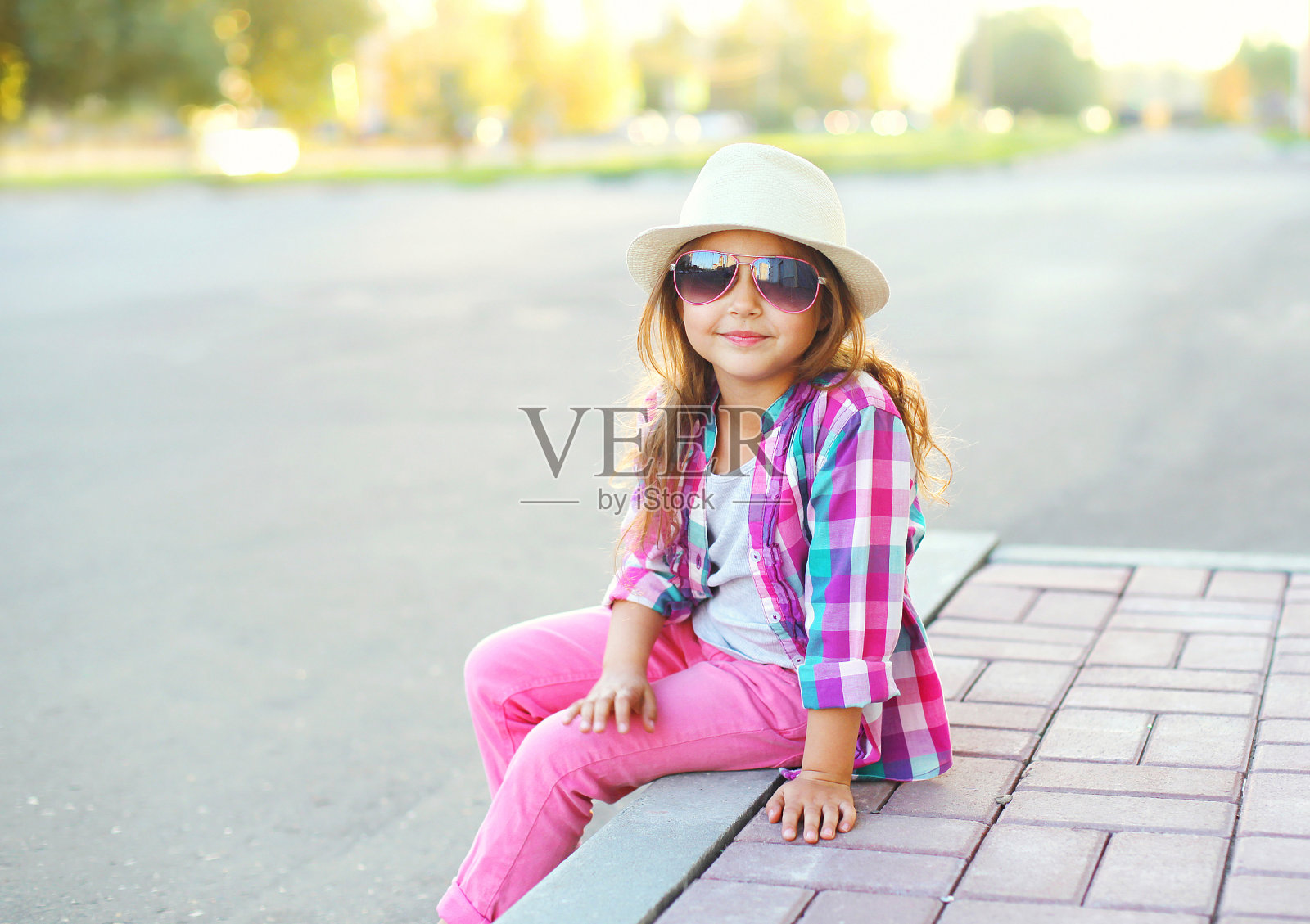 时尚的小女孩穿着衬衫，帽子和太阳镜照片摄影图片
