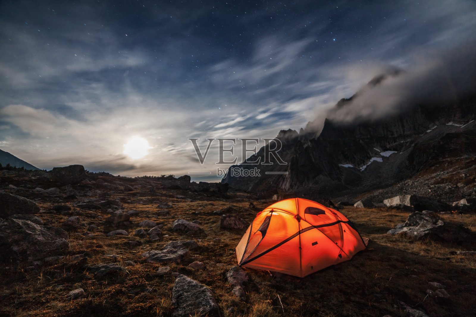 山上的橙色帐篷。照片摄影图片