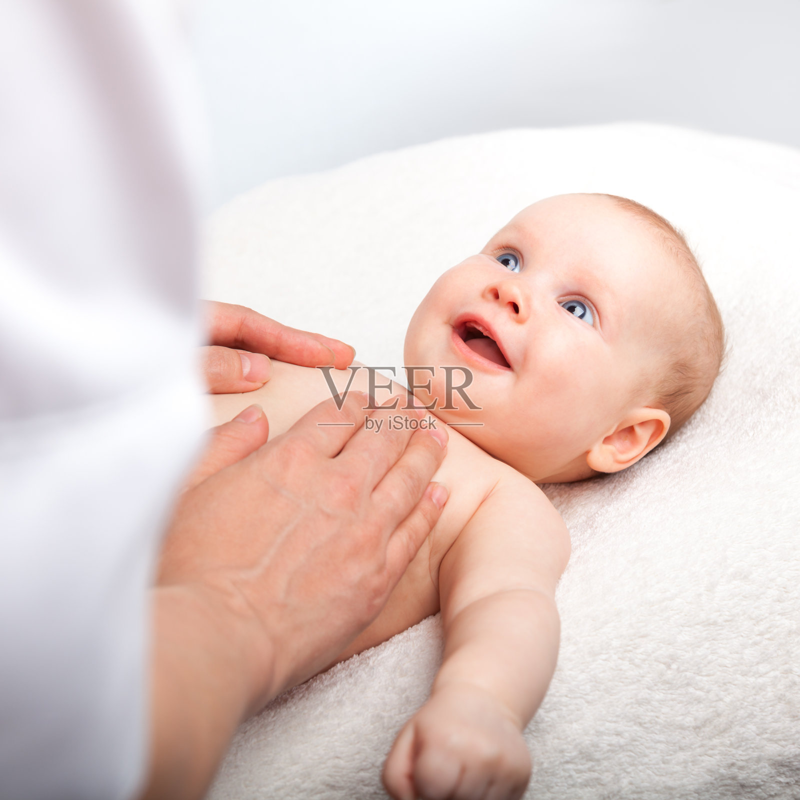 婴儿的胸部按摩照片摄影图片