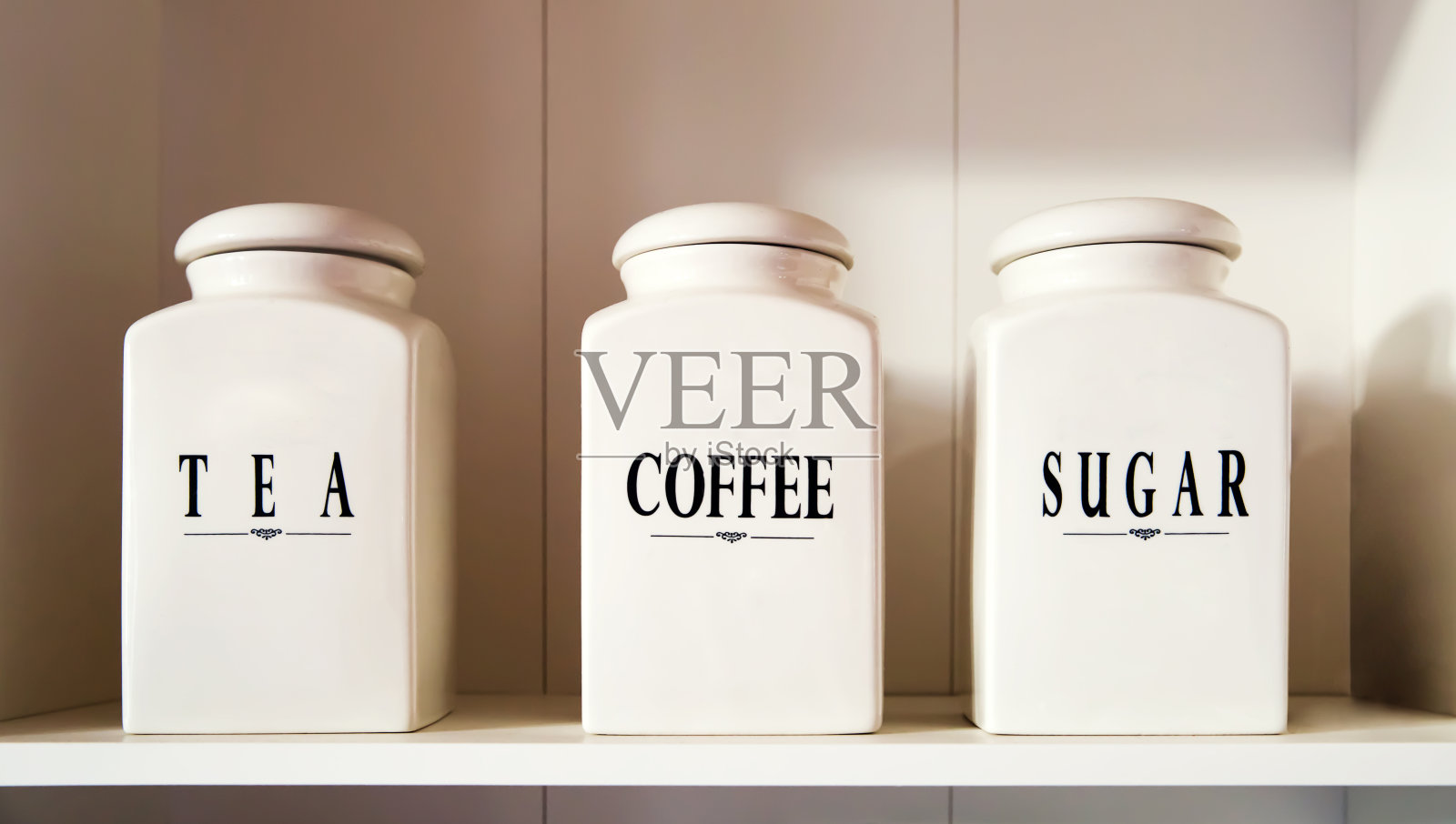 现代茶，咖啡和糖碗在食品柜的架子上照片摄影图片
