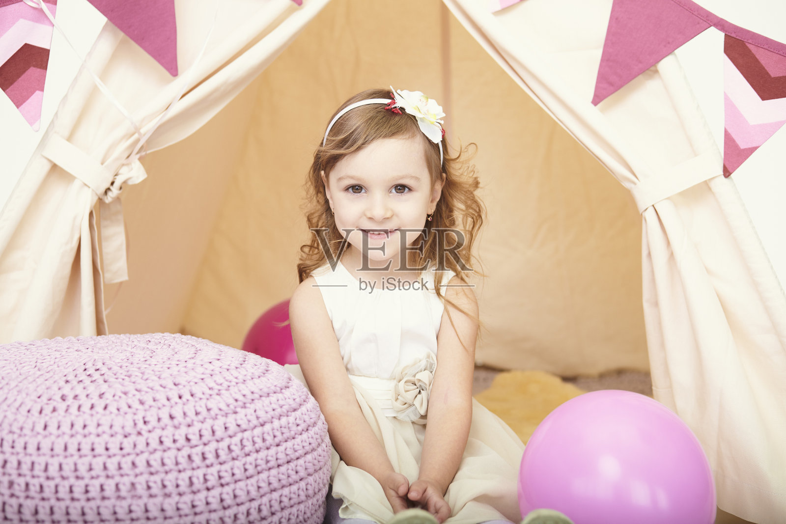 美丽快乐的小女孩和气球的肖像照片摄影图片