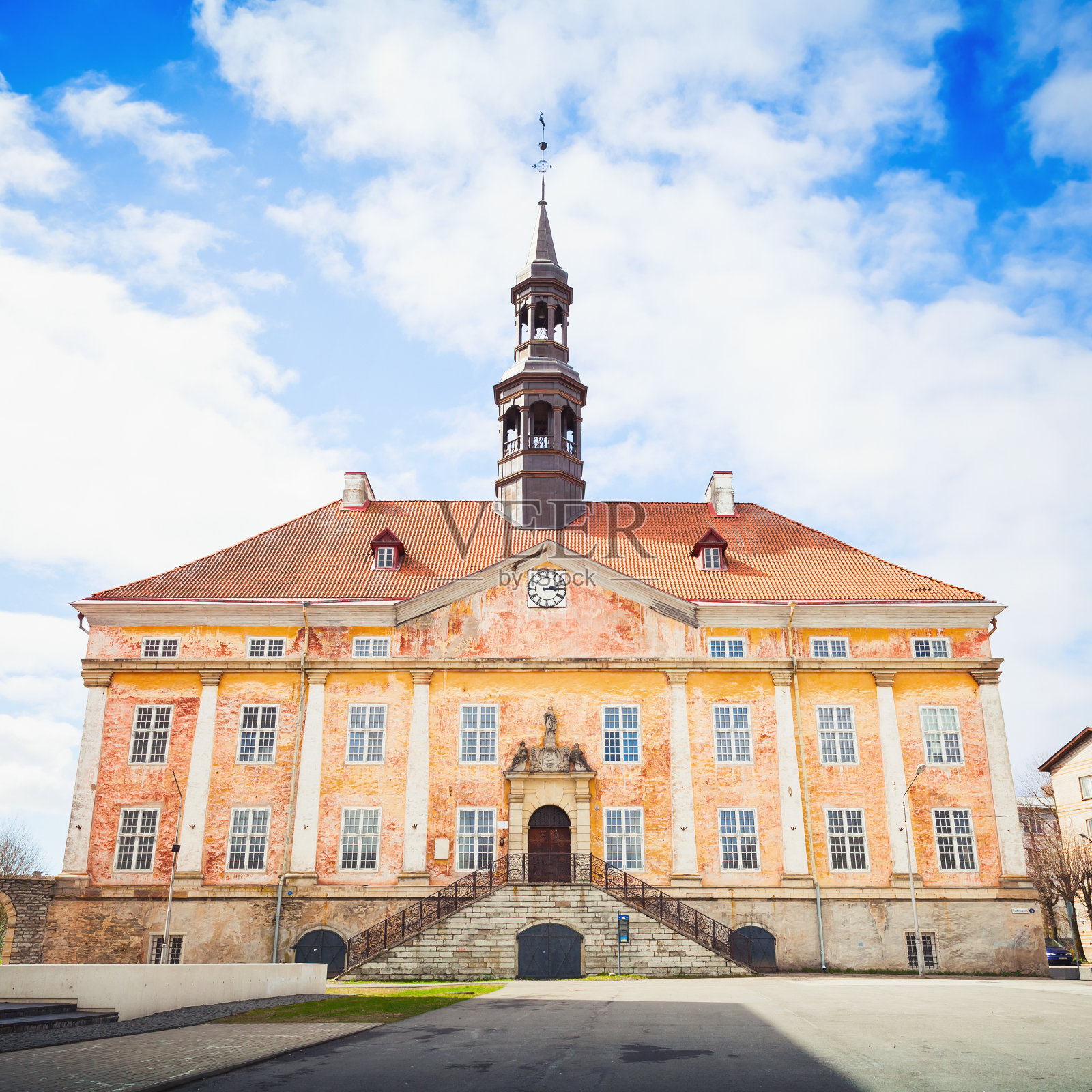 爱沙尼亚纳尔瓦市政厅的正面照片摄影图片