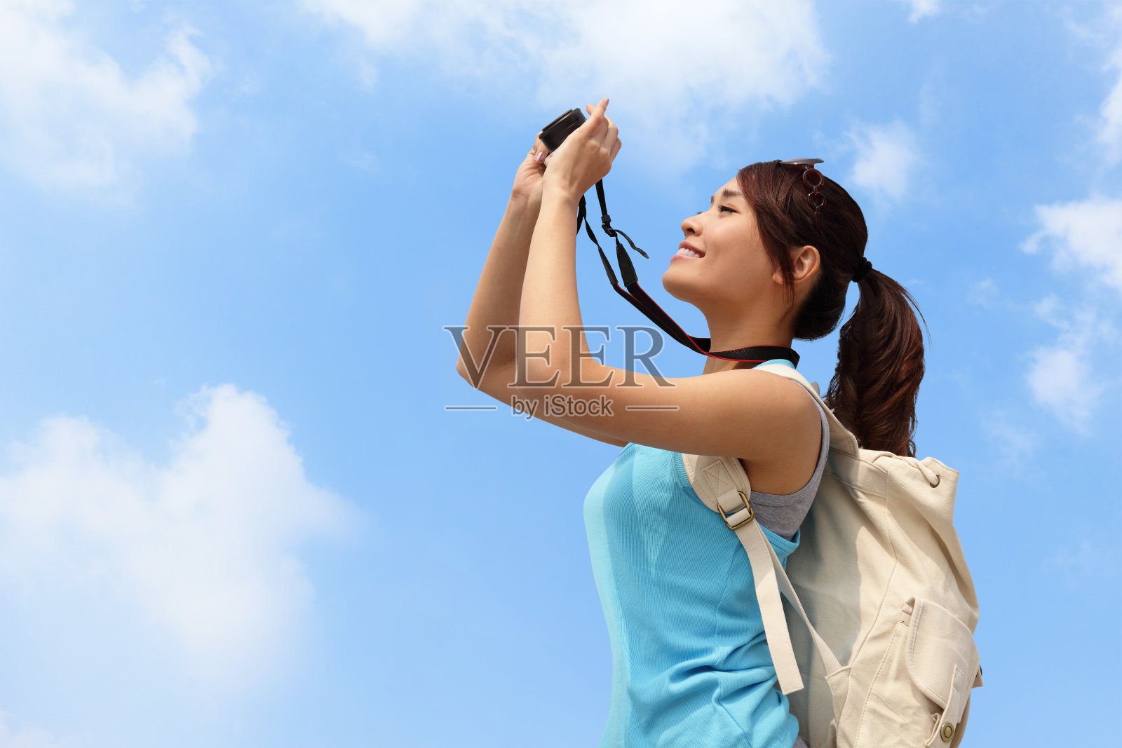 快乐的女人旅行者相机照片照片摄影图片