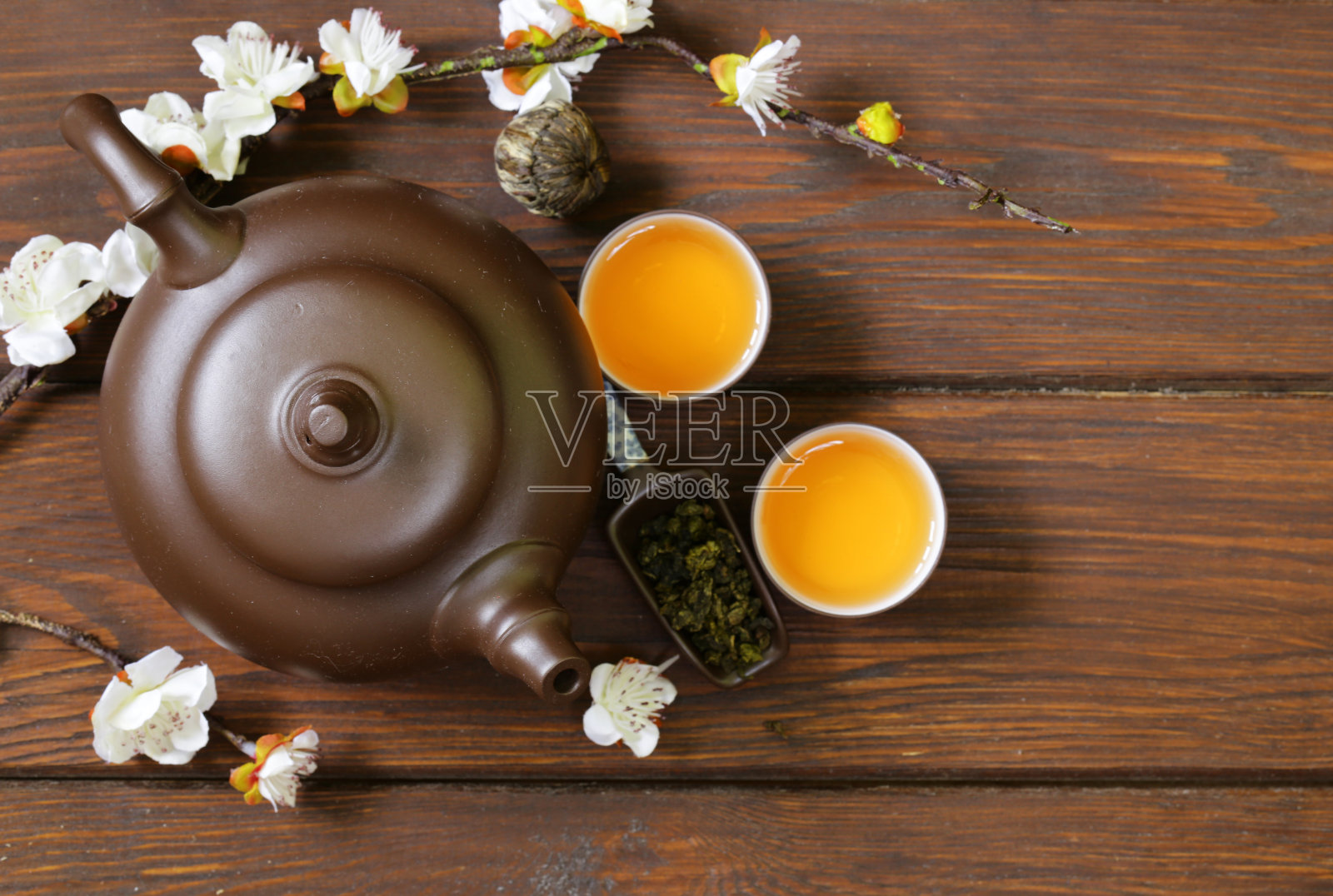 茶具(茶壶，杯子和不同的绿茶)，俯视图照片摄影图片