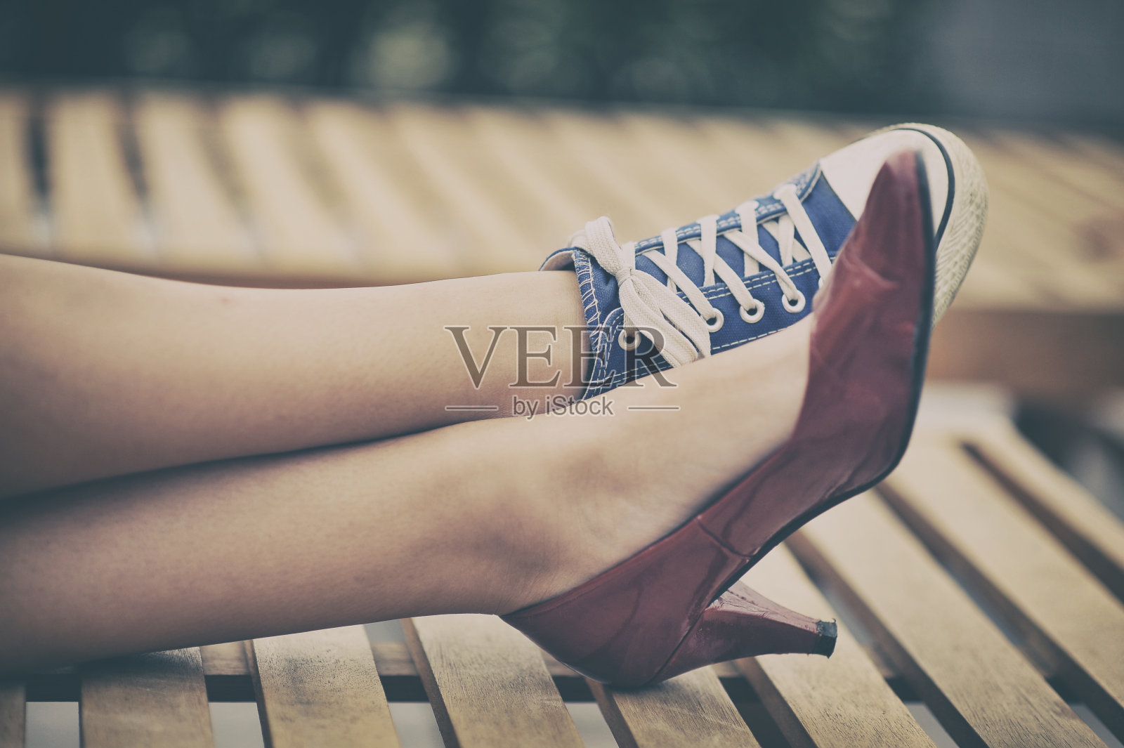 女人的腿穿不同的鞋照片摄影图片