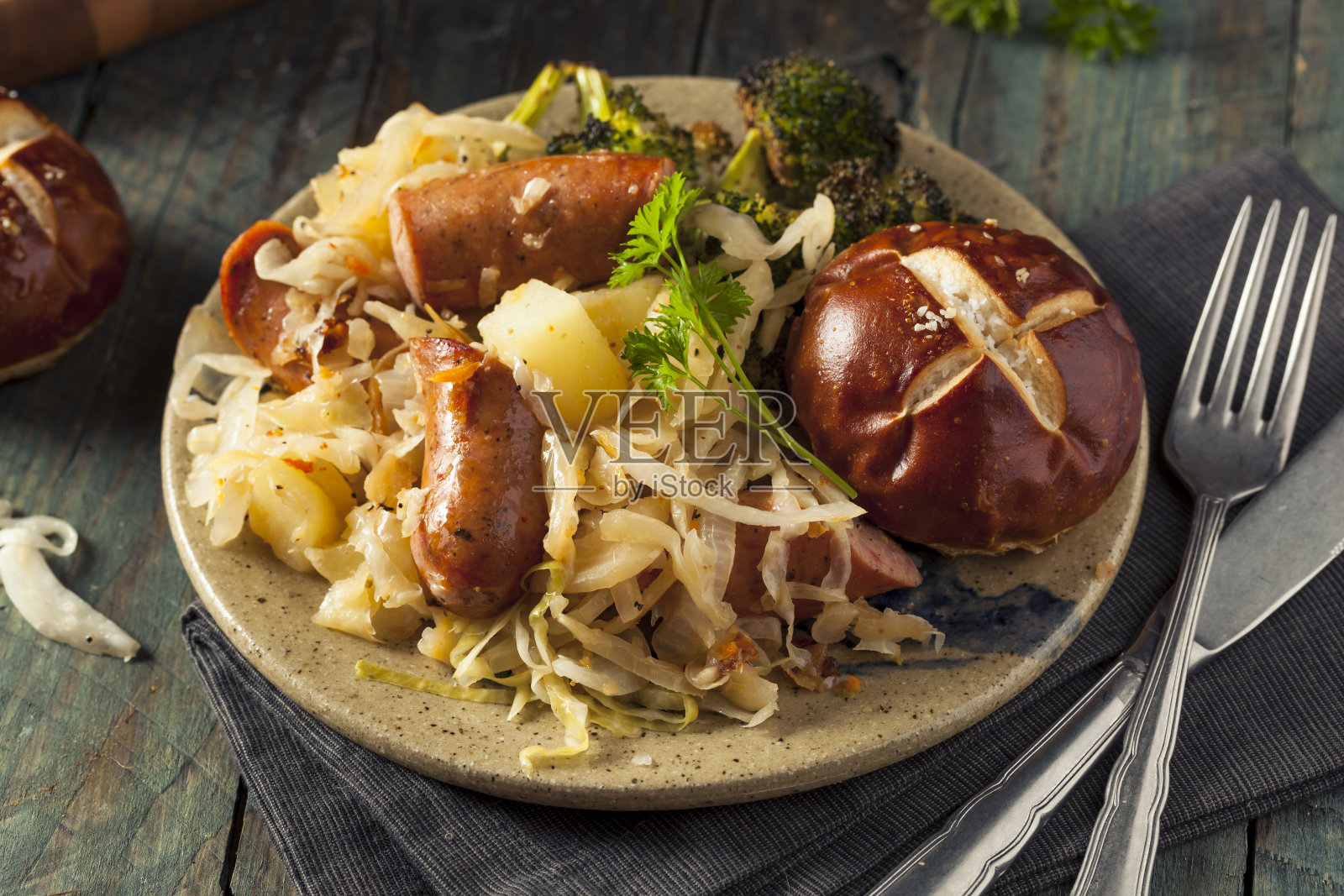 自制的德国香肠和泡菜照片摄影图片