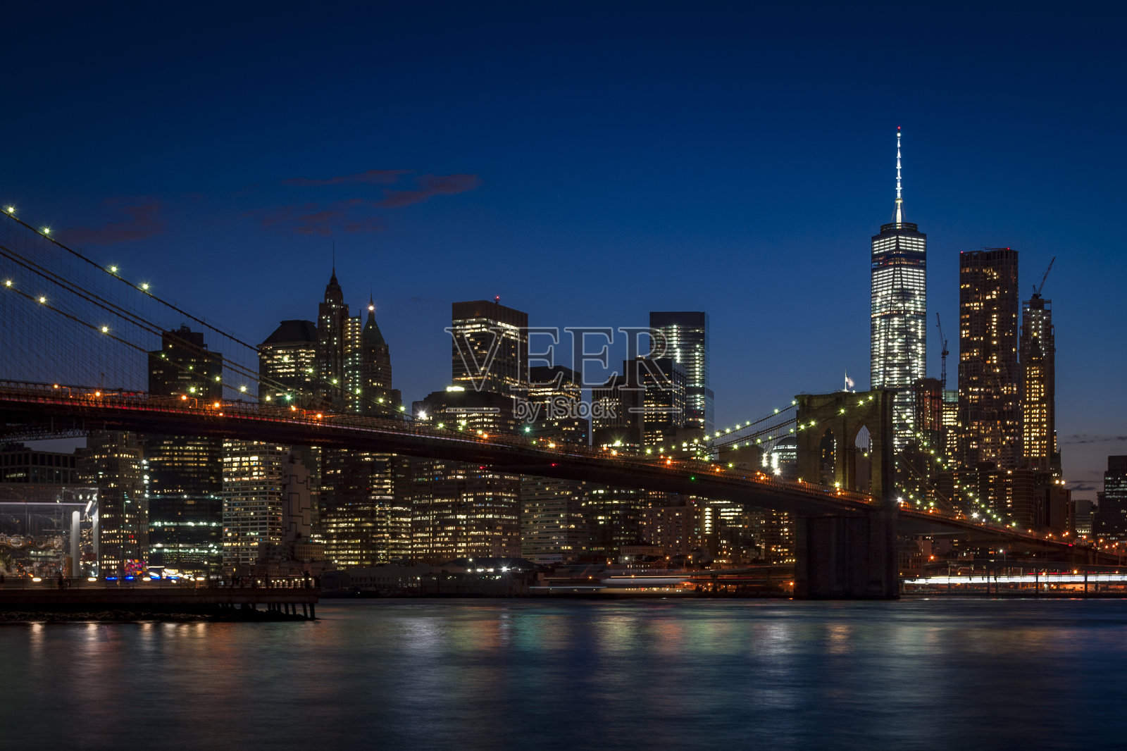 晴朗的夜晚，布鲁克林大桥和曼哈顿的天际线照片摄影图片