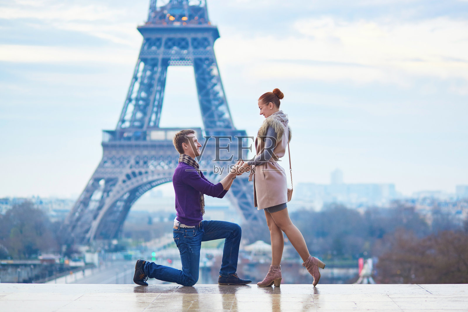 巴黎浪漫的订婚照片摄影图片